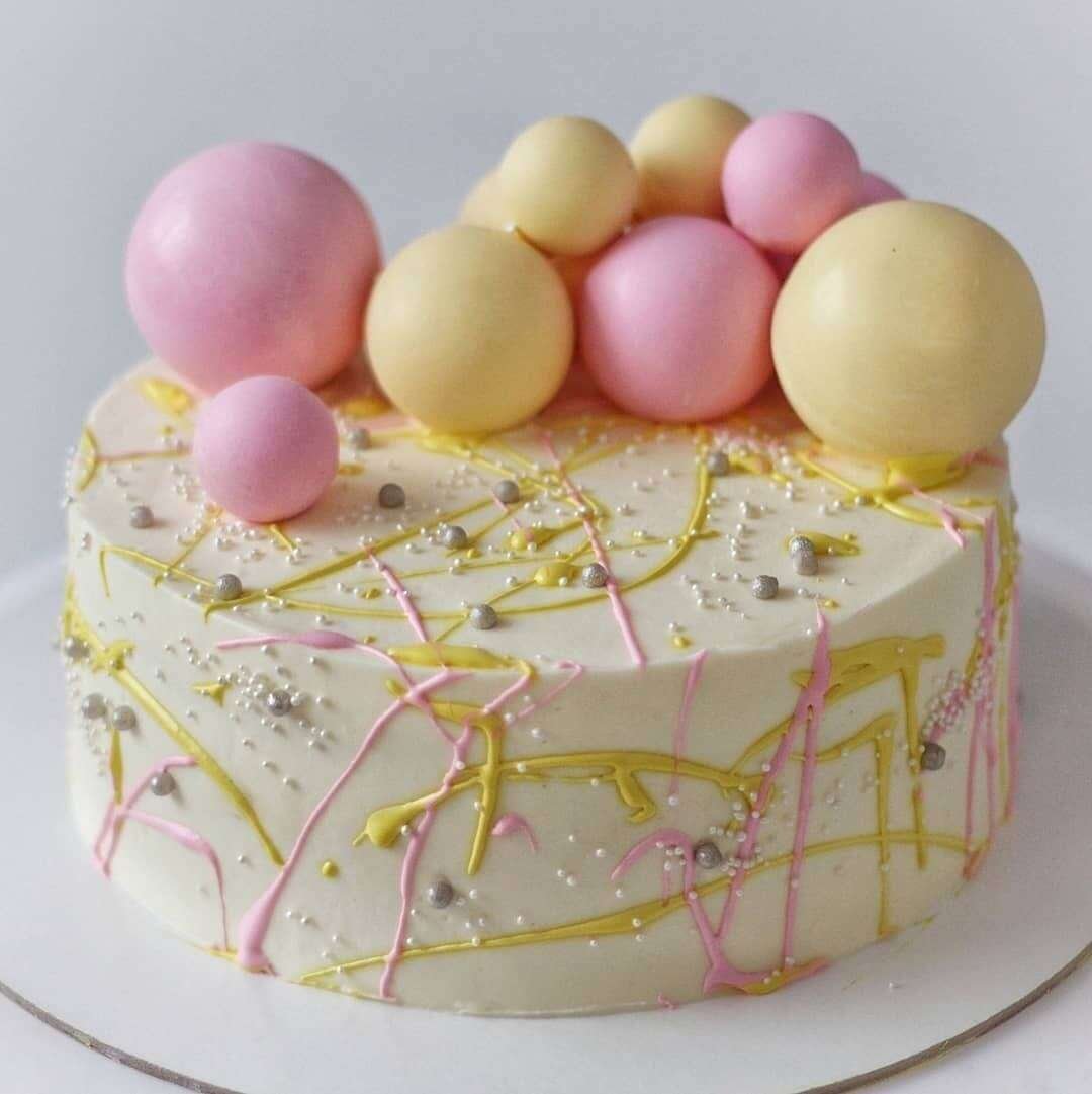 Торт с шарами и цветами