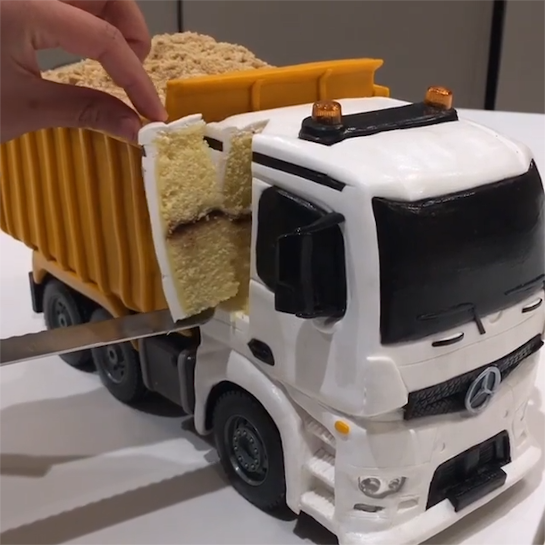 Машинка из конфет