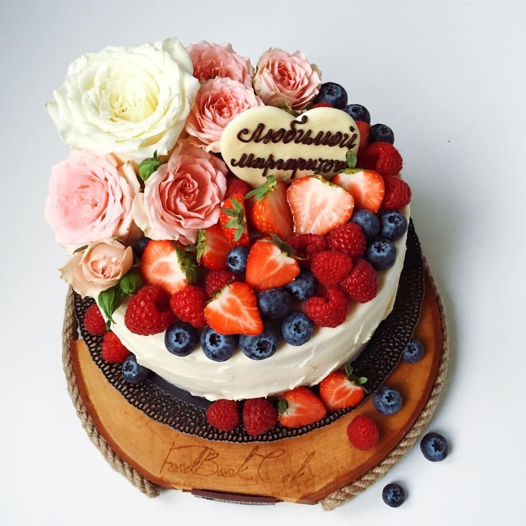 Торт на юбилей женщине без. Красивые торты на день рождения. Торт маме на деньрождннич. Тортик с днем рождения. Торт с цветами и ягодами.