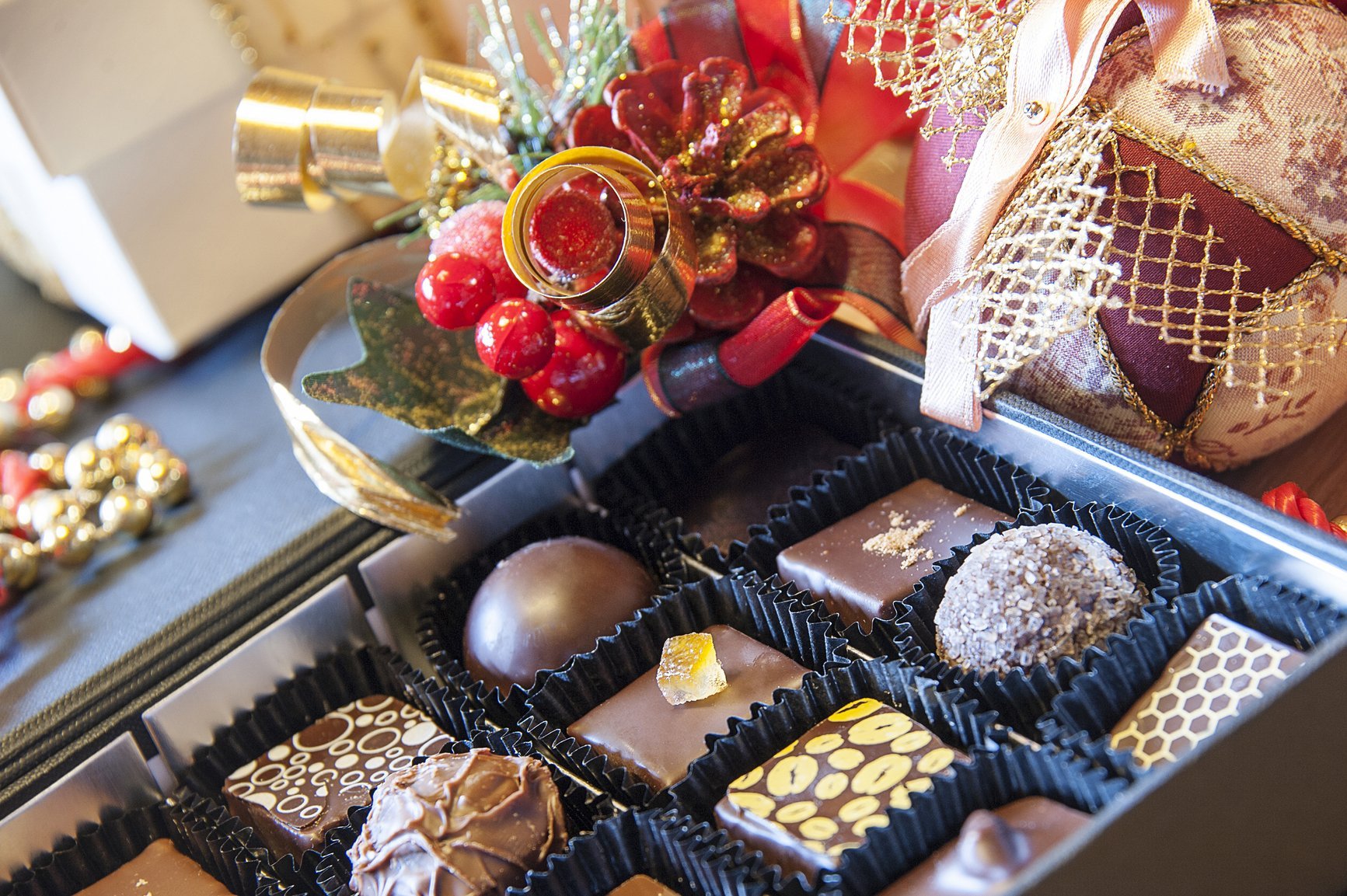 Шоколадные подарки новый год. Новогодние сладости. Новогодние сладости конфеты. Рождественские шоколадные конфеты. Новогодние подарки конфеты.