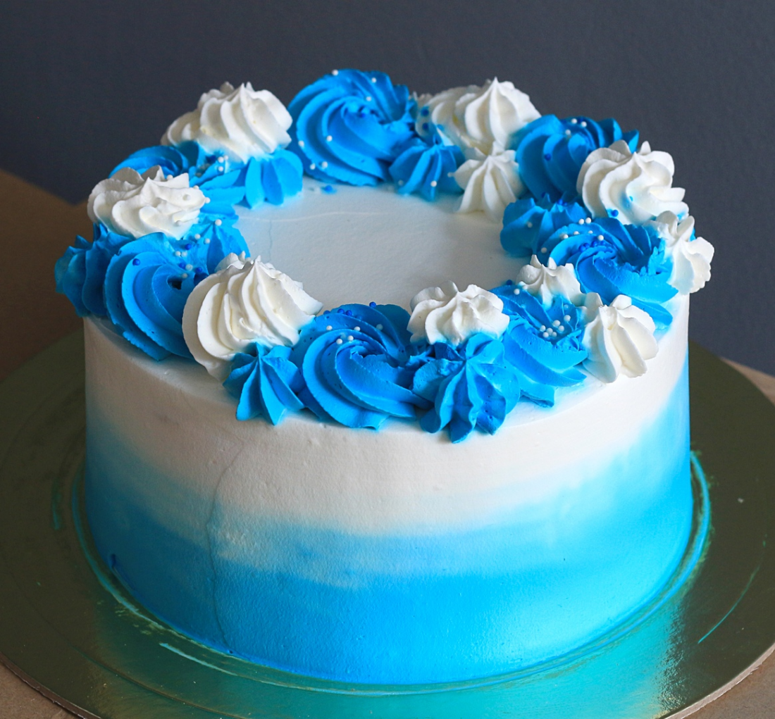 Кремово голубой. Торт кремовый. Торт с голубым кремом. Голубой торт. Украшение торта в голубом оттенке.