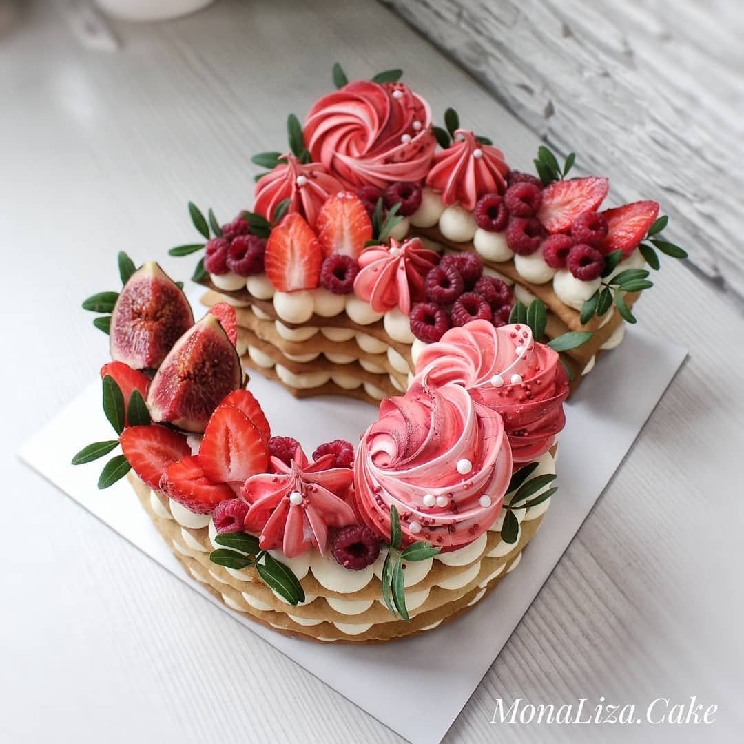 Медовые пирожные с фруктами