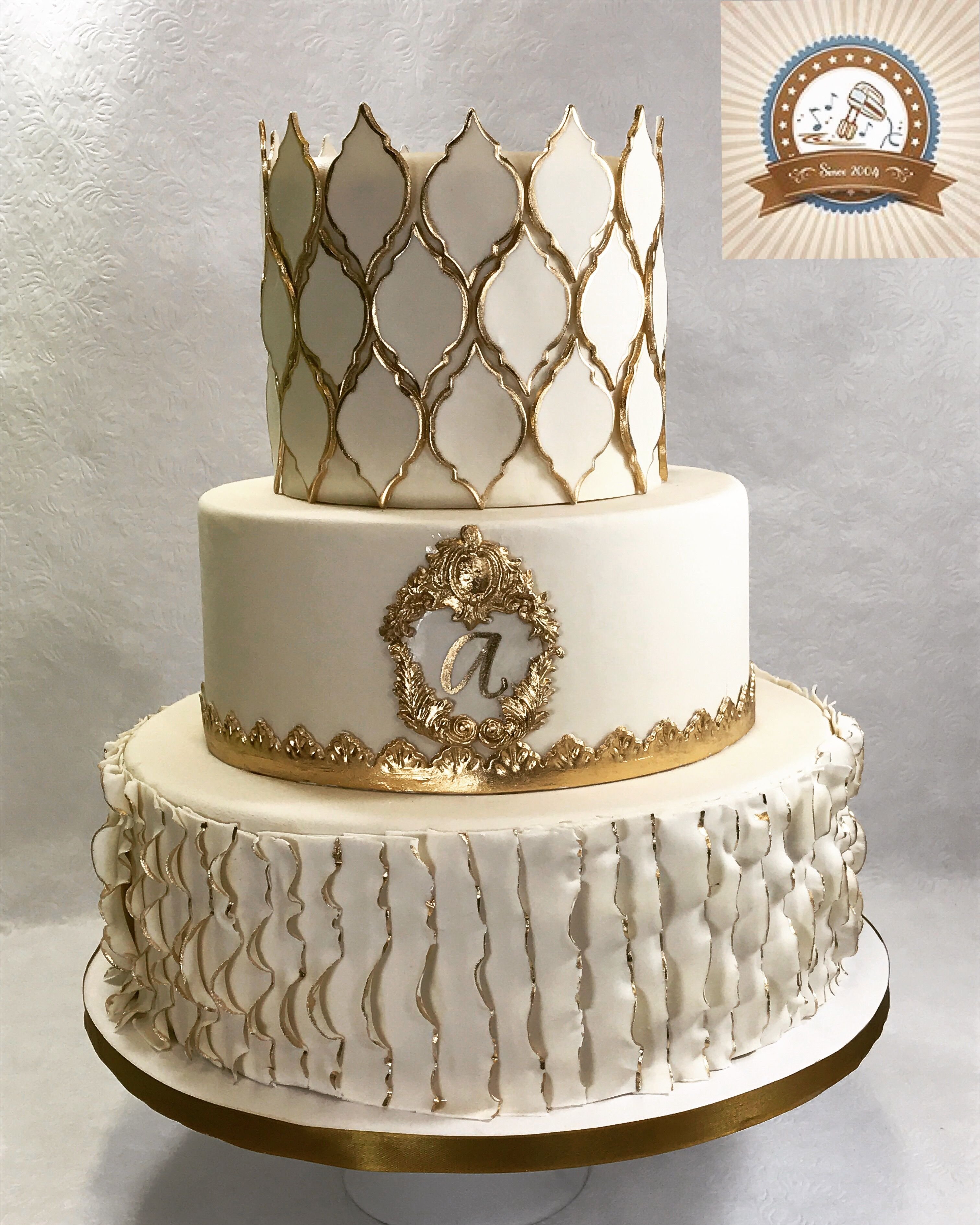 Украшение торта золотом. Султанский золотой торт. Торт с золотом. Бело золотой торт. Торт белый с золотом.
