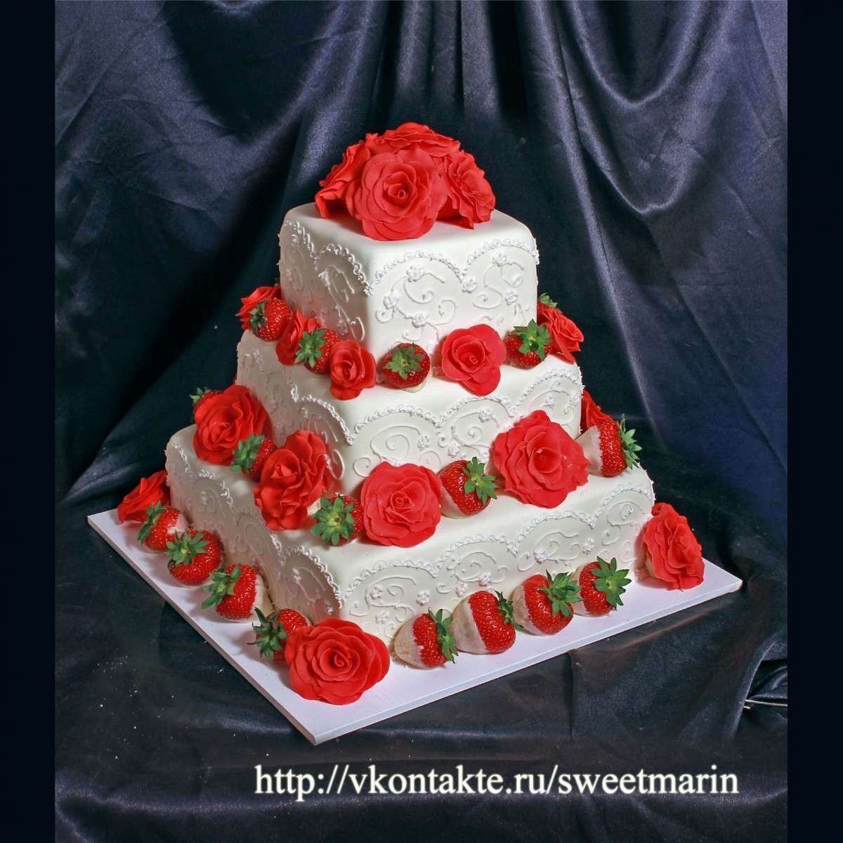 Красно белый свадебный торт с клубникой