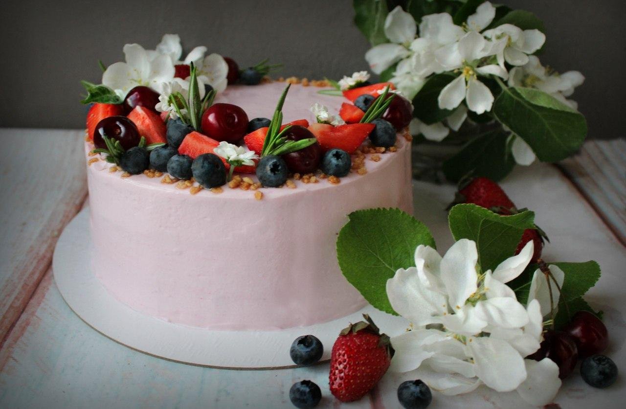Ванильно ягодный торт украшенный