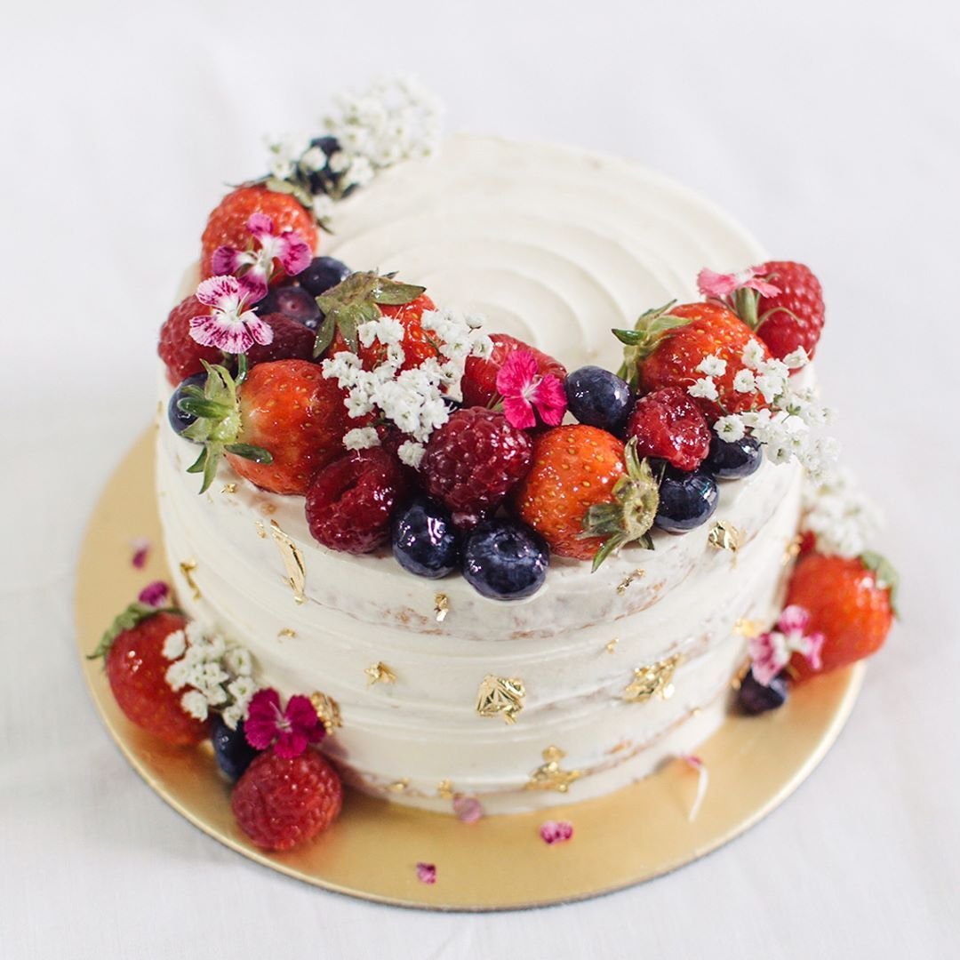 Белый торт украшенный ягодами