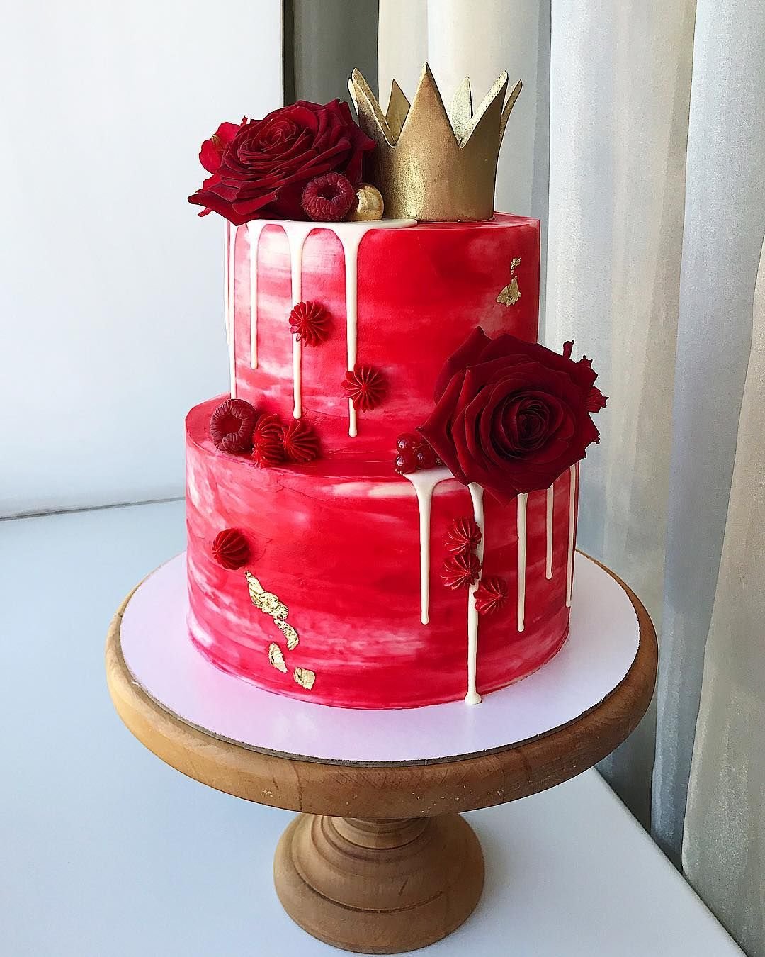 Торт красно золотой. Красный торт. Торт красного цвета. Красивый красный торт. Стильный красный торт.