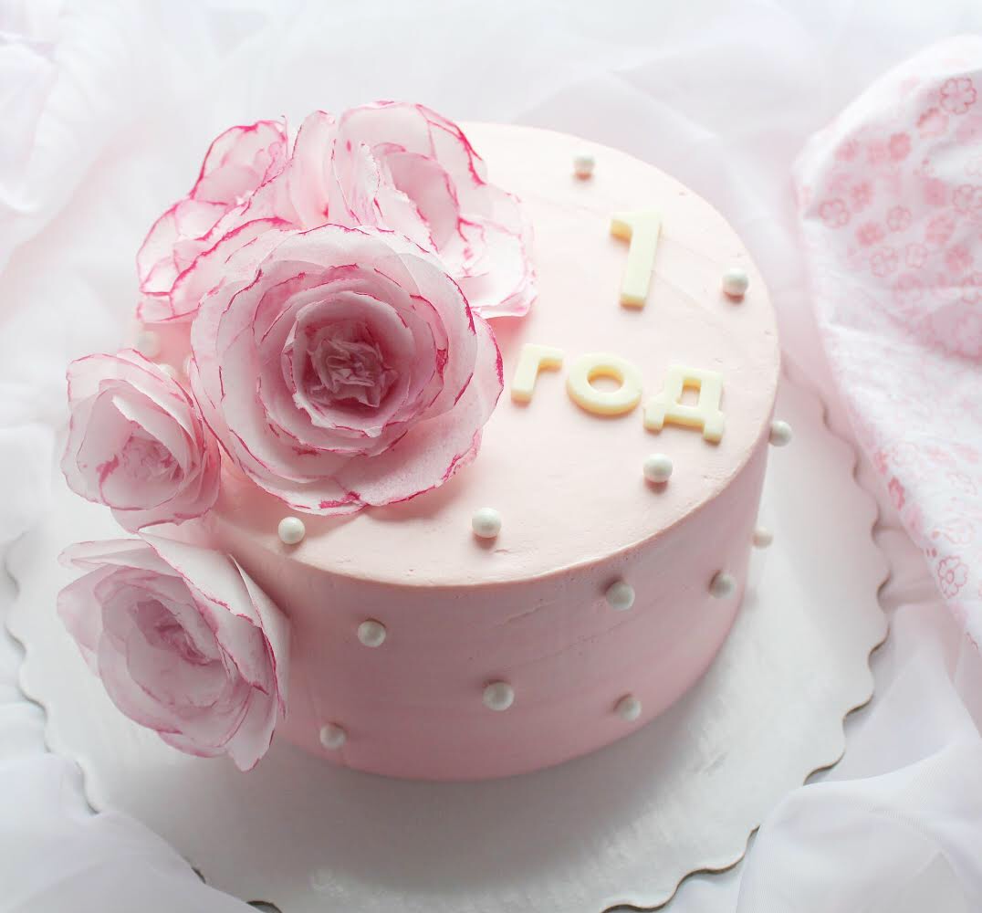 Розовый торт с бусинами