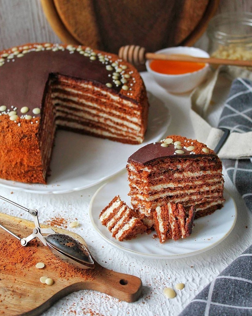 Шоколадный медовик с карамелью