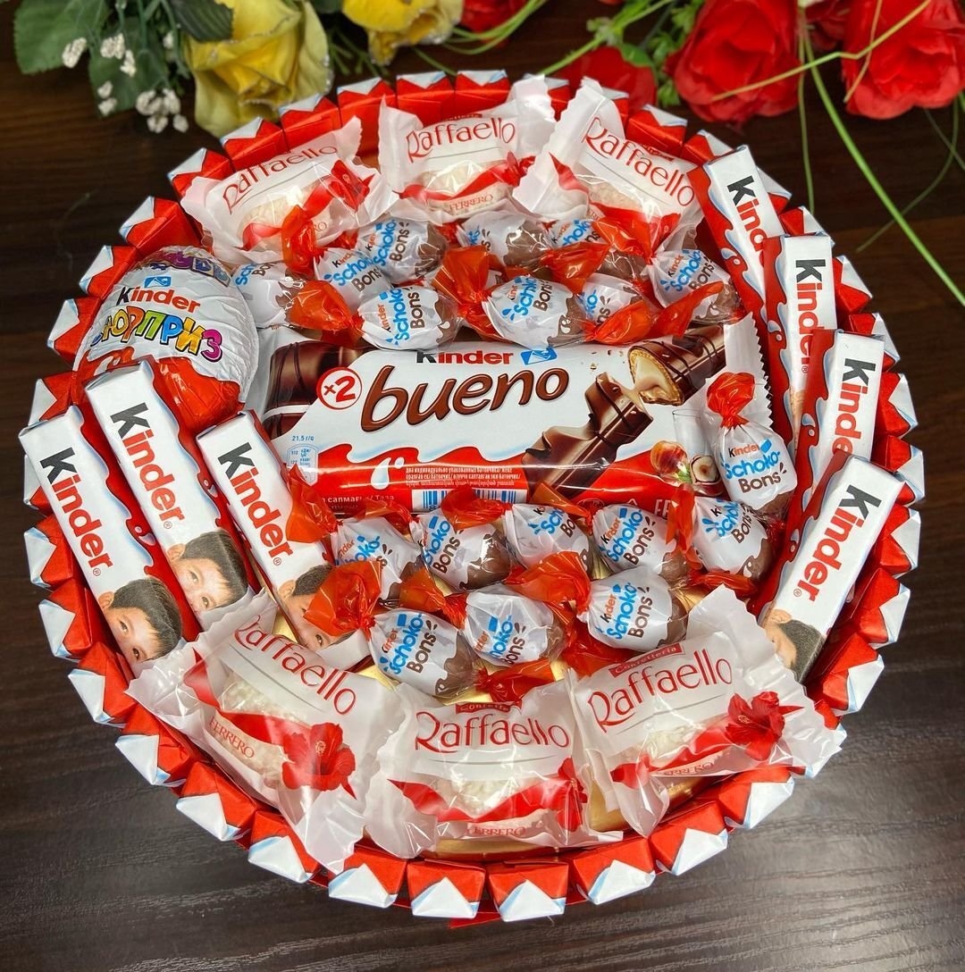 Сладкий подарок из киндеров