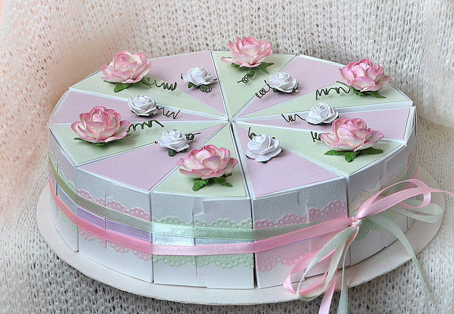 Сделать коробку на день рождения. Бумажный торт. Торт коробочка. Торт из картона. Картонный торт с подарками.