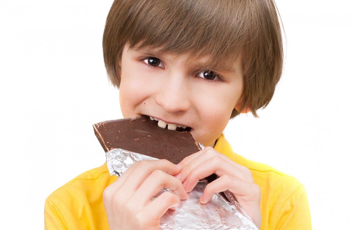 Шоколадки кушаем. Мальчик ест шоколад. Конфеты детям. Ест конфеты.