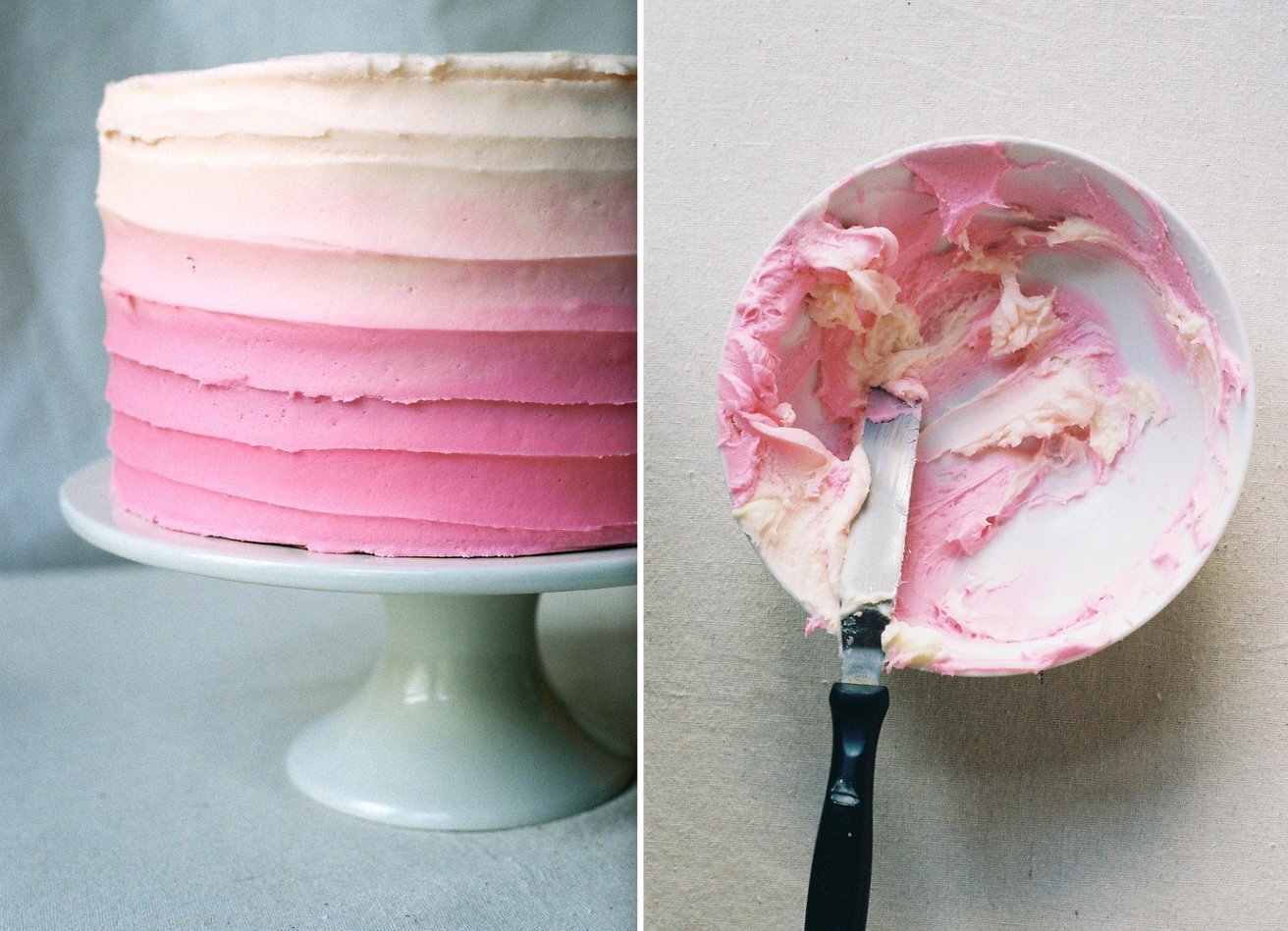 Выравнивание и украшение торта кремом чиз. Торт розовый крем чиз. Крем чиз омбре. Торт с розовыми разводами. Торт с мазками из крема.