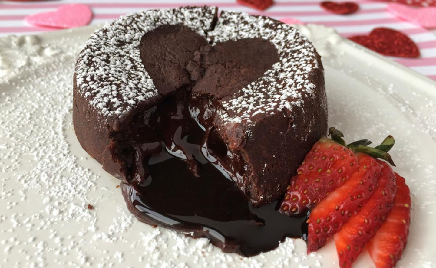 Шоколадный фондан. Торт с шоколадом внутри. Шоколадный торт с жидким шоколадом. Торт с жидким шоколадом внутри.