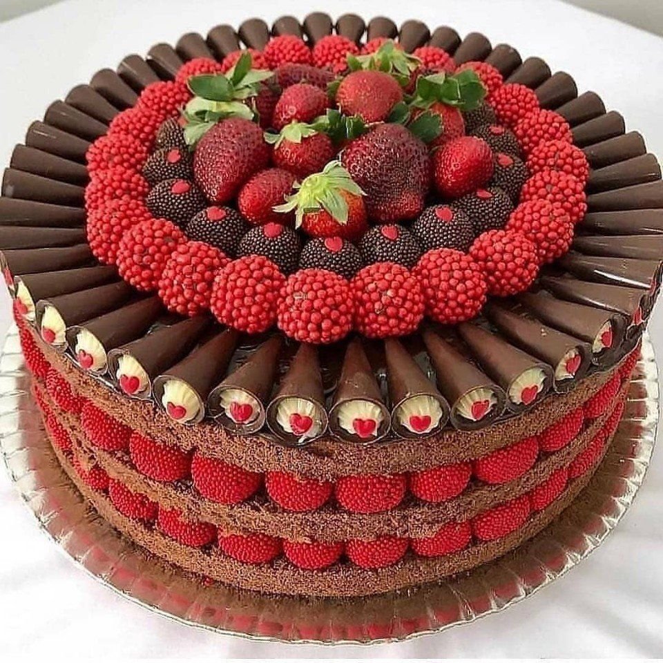 Шоколадный торт с клубникой