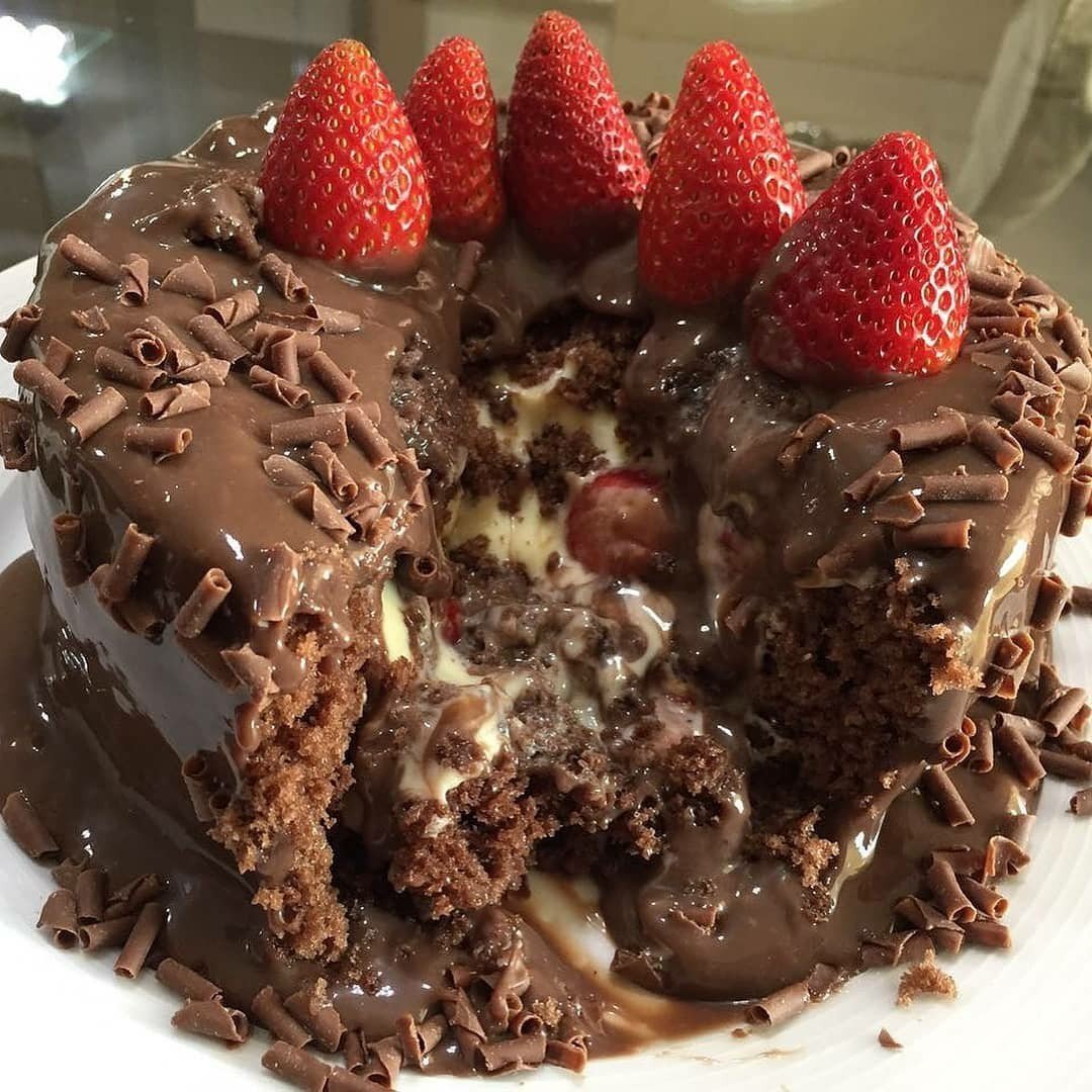 Шоколадный торт с орехами