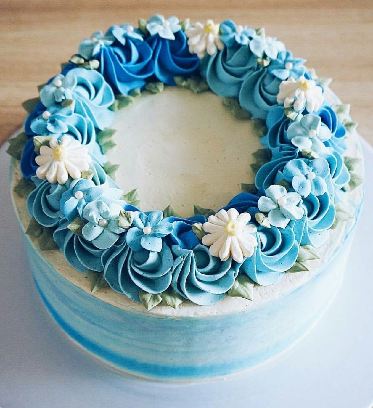 Кремово синий. Голубой торт крем чиз. Торт с синим кремом чиз. Кремовое украшение торта. Украшение торта в голубых тонах.