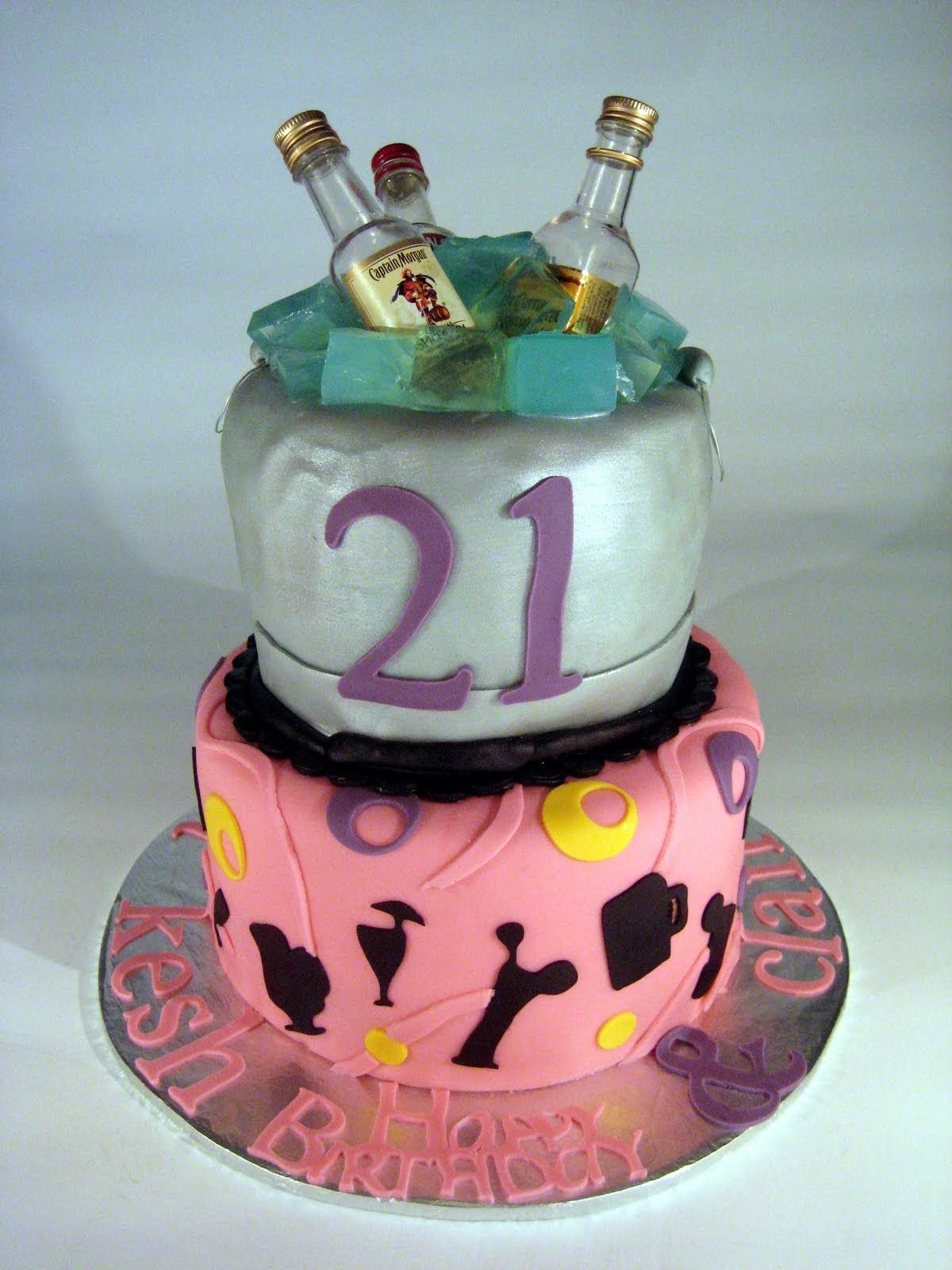 Торт девушке на 21. Торт на день рождения 21. Торт на 21 год девушке прикольные. Торт на др 21 год девушке. Тортик на 21 год для девушки.