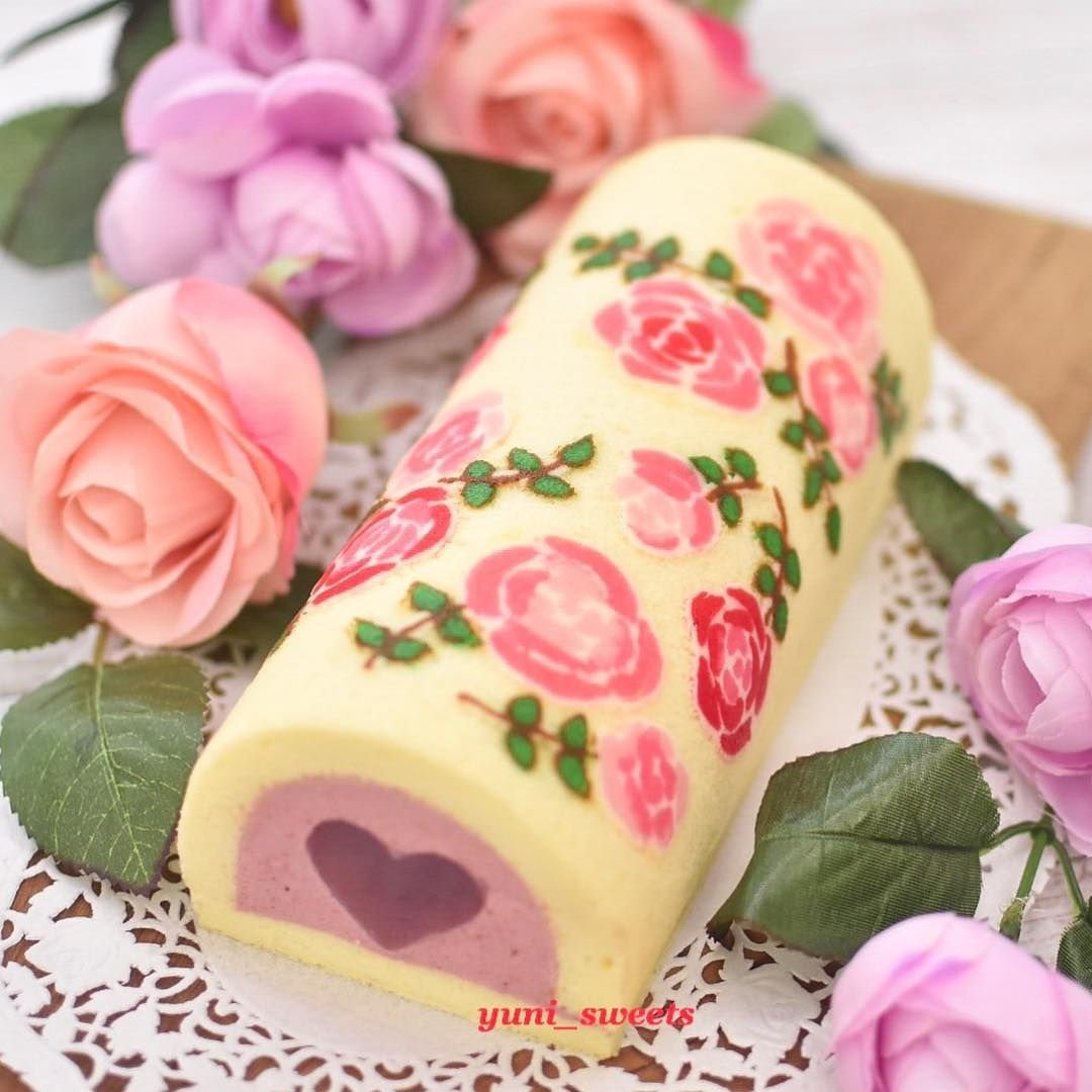Розовый десерт