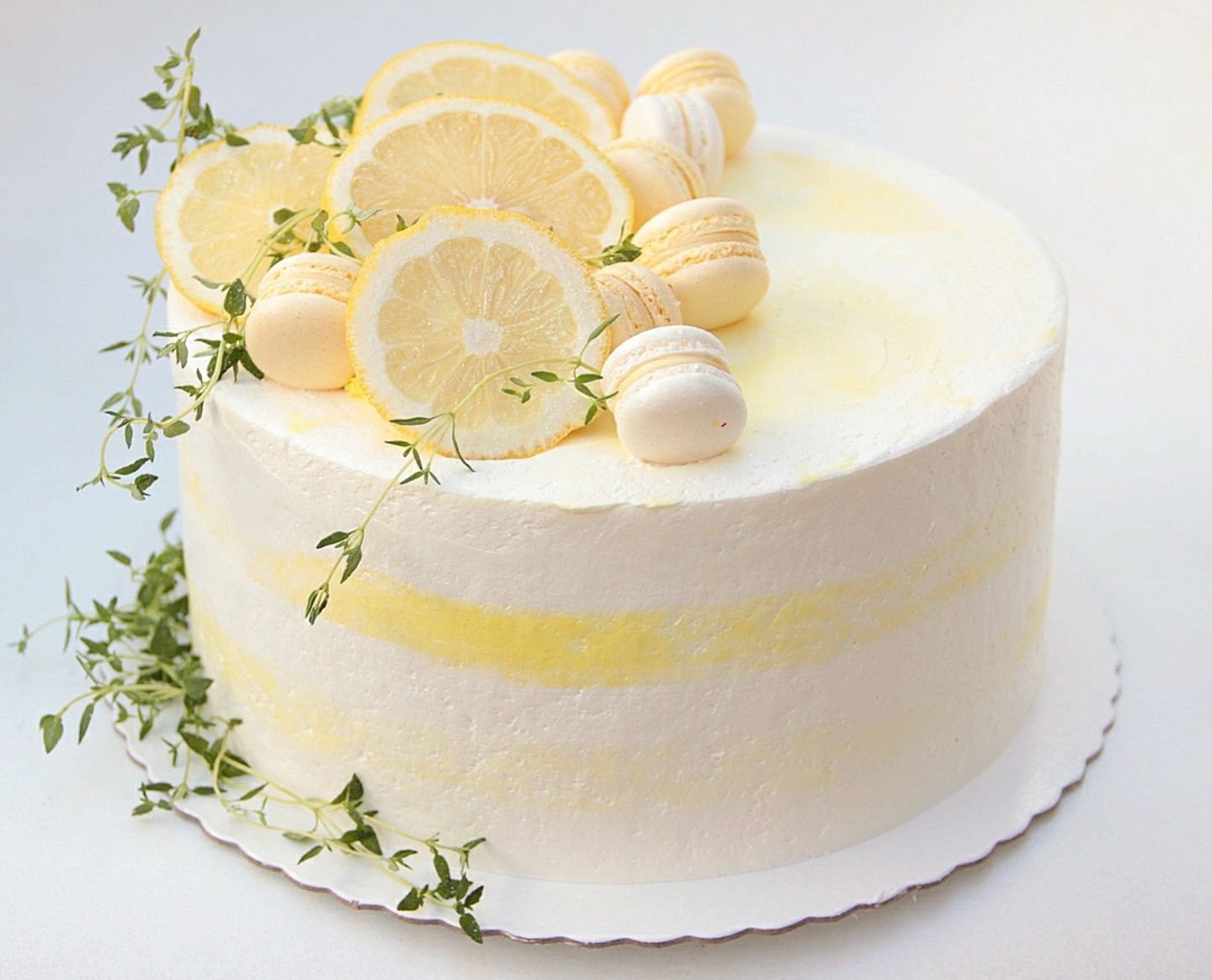 Крем из лимонов для тортов. Торт лимонный Форне. Украшение лимонного тарта. Украшение лимонного торта. Декор лимонного торта.