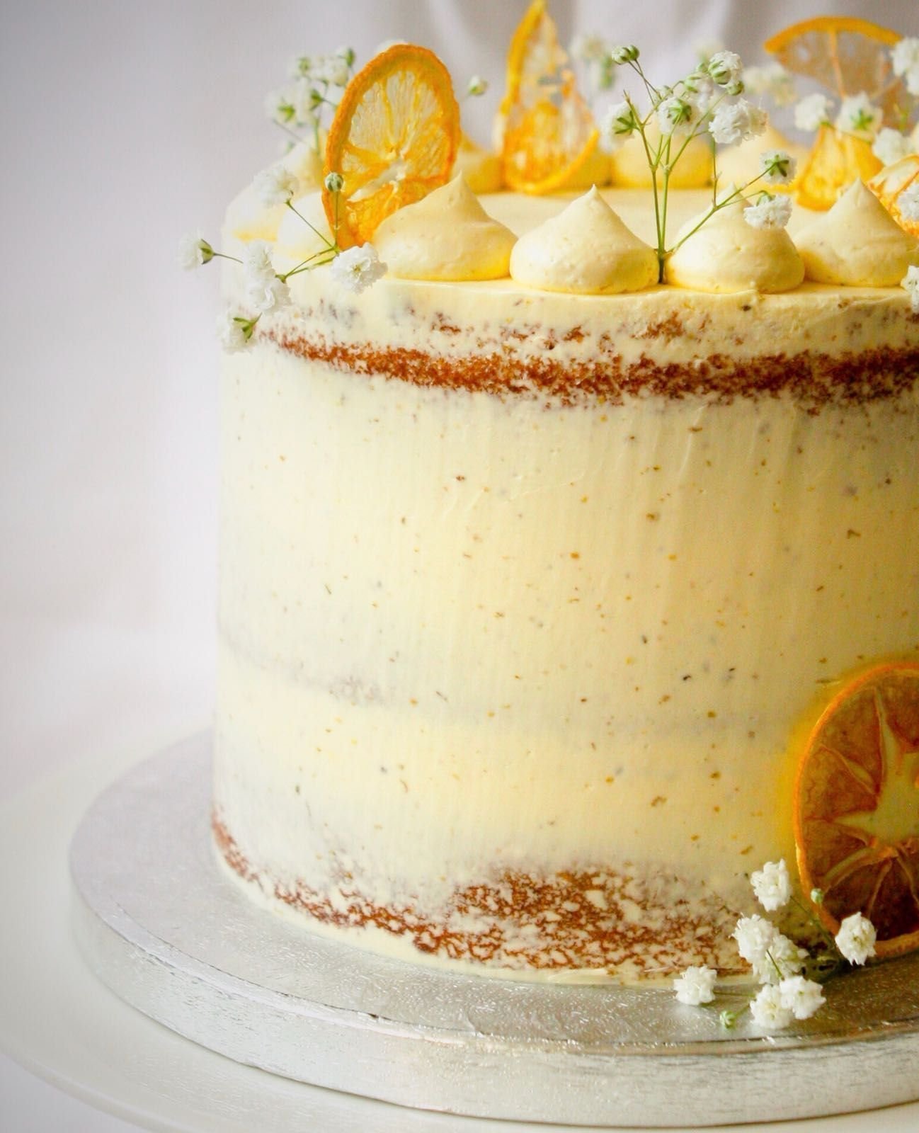 Торт в домашних условиях с лимоном. Торт маковый бисквит лимонный курд. Украшение лимонного торта. Украшение торта апельсинами. Декор лимонного торта.
