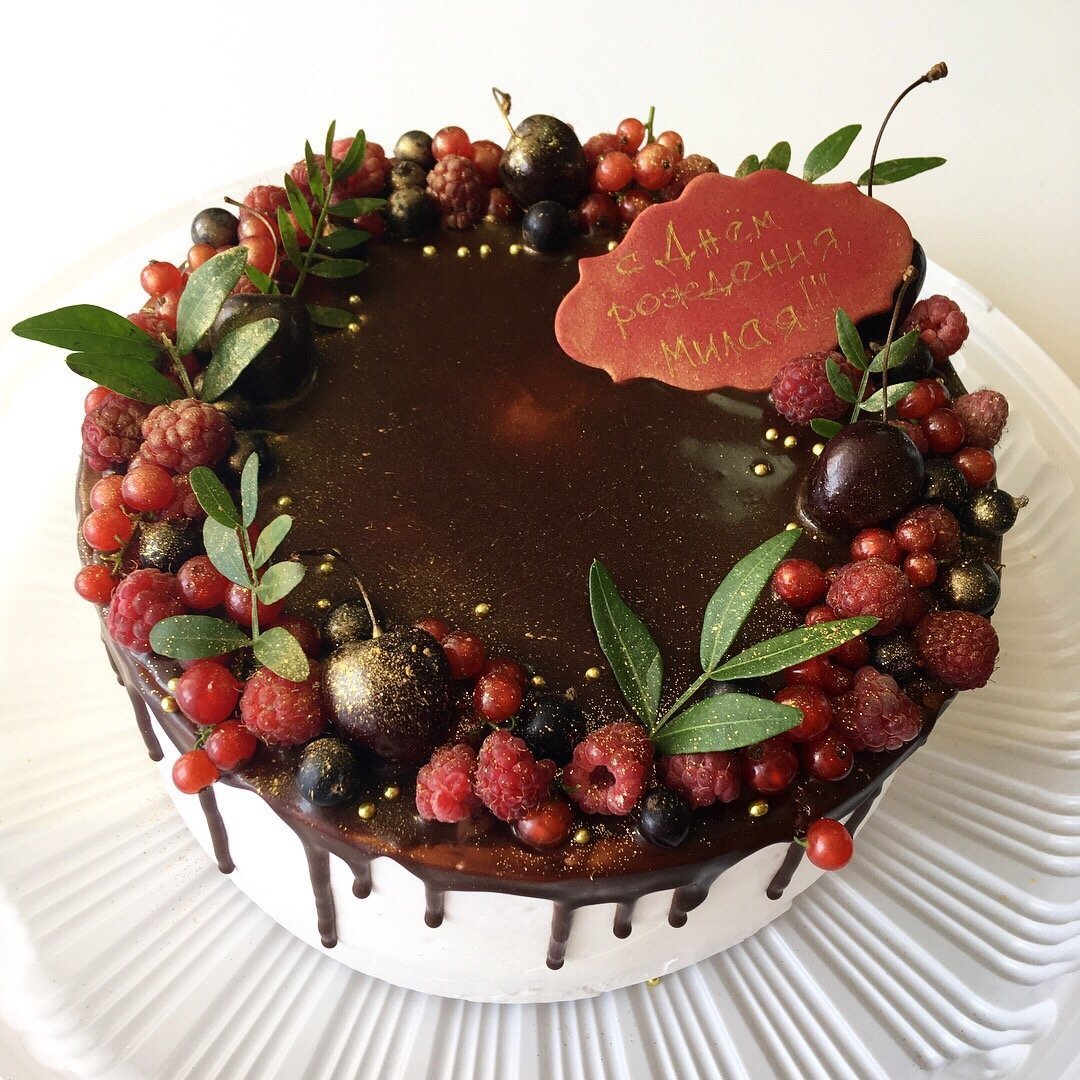 Торт с декором из ягод