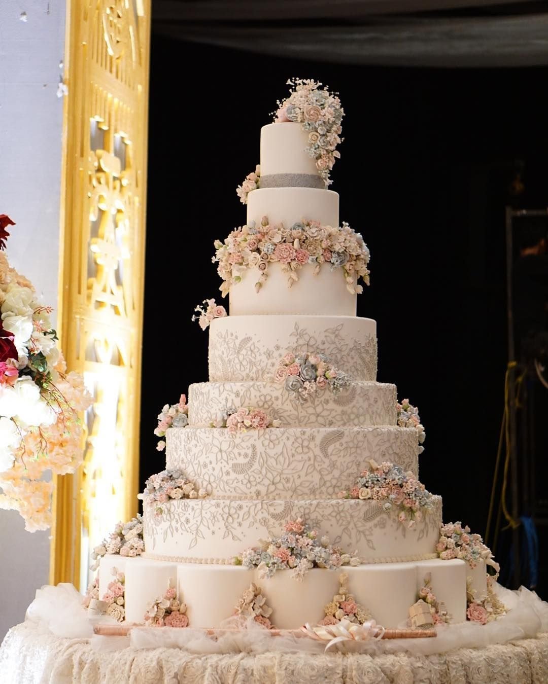 Трехэтажный торт на свадьбу