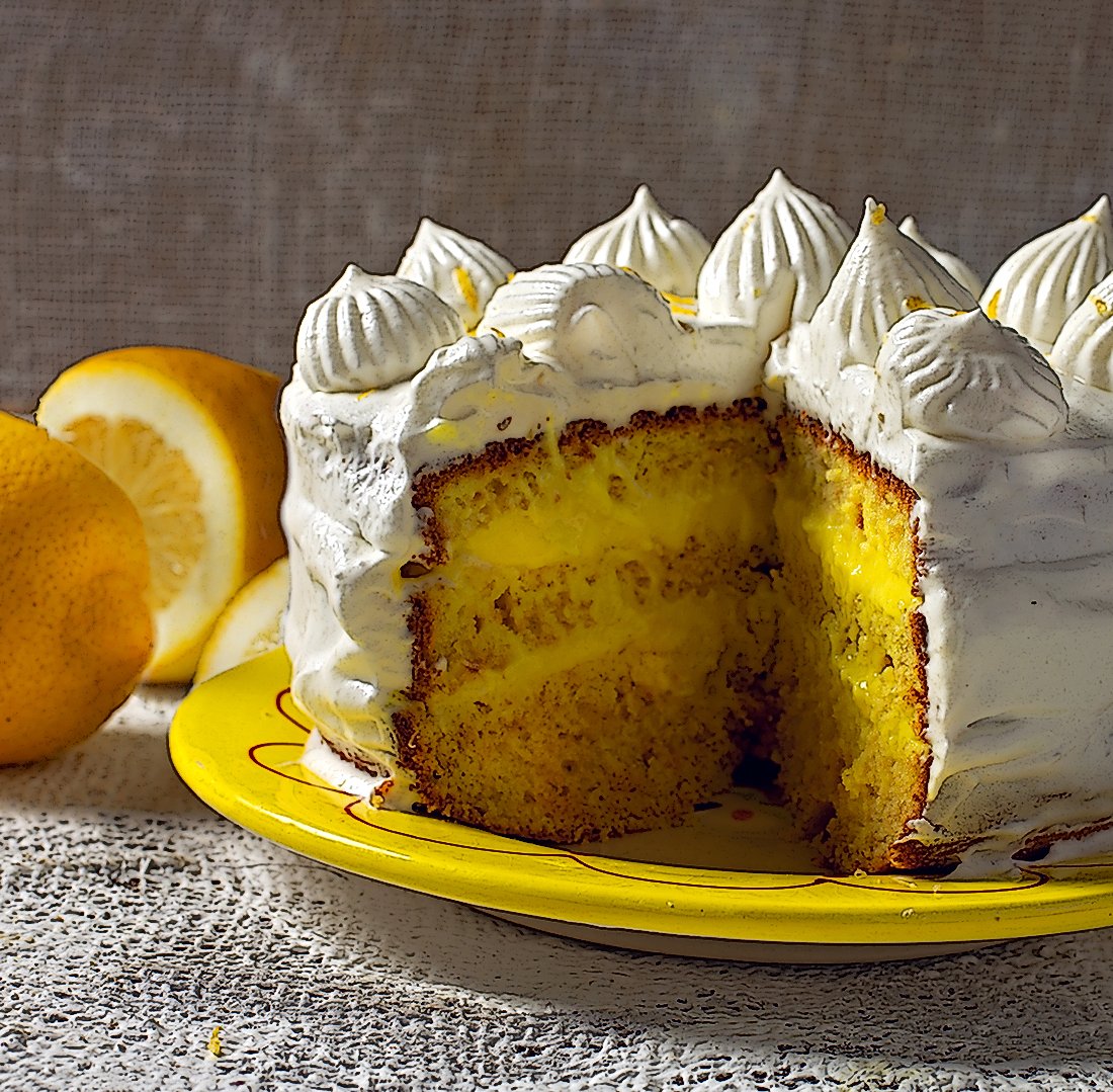 Крем из лимонов для тортов. Меренговый торт с лимонным курдом. Торт Лимончелло лимонный курд. Маковый торт с лимонным курдом и безе. Торт маковый бисквит лимонный курд.