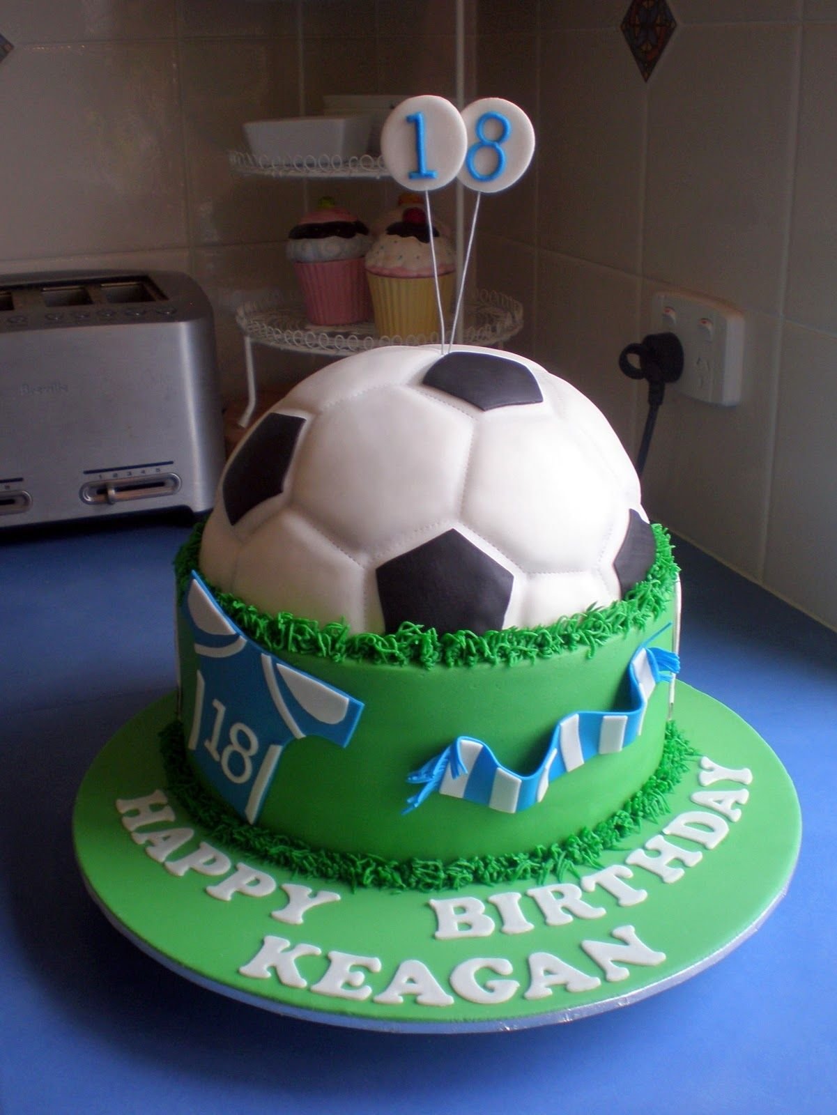 День рождения футбола год. Торт Динамо футбольный. Торт с футбольной тематикой. Торт «футболисту». Украшение торта для футболиста.