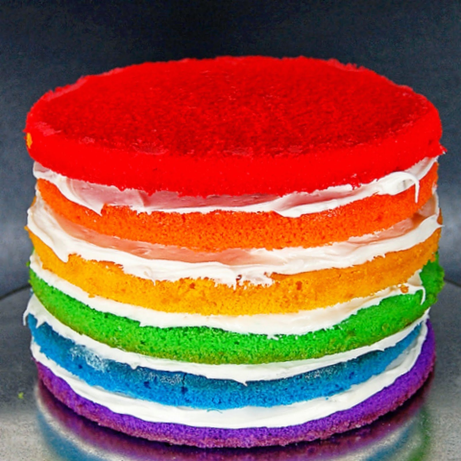 Что делают цветные. Торт Радуга Бенье. Торт Радуга с кремом чиз. Муссовый торт Радуга. Торт с разноцветными коржами.