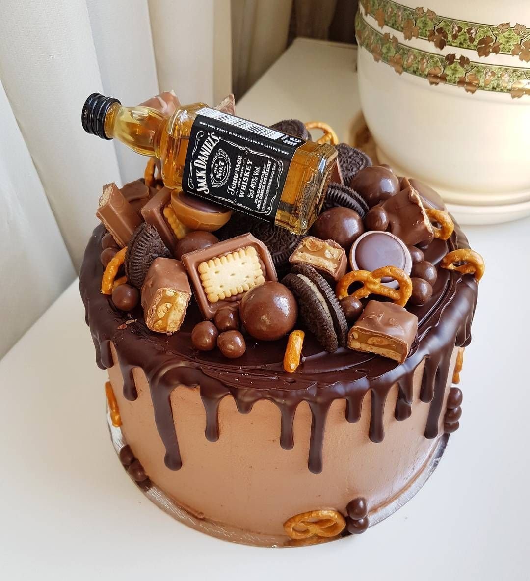Торт с бутылочкой виски