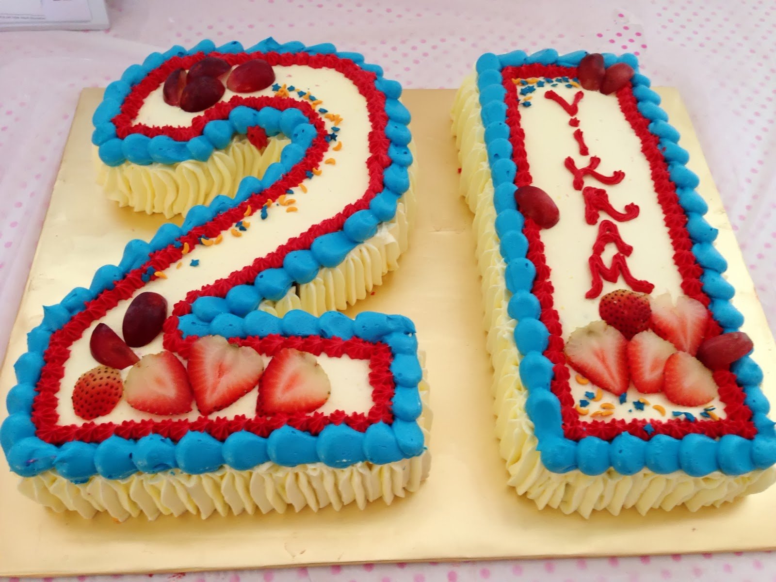 С 21 годом сынок. Торт на день рождения 21 год. Торт на 25 лет. Украсить торт с 21 летием. Торт на день рождения 22 года.