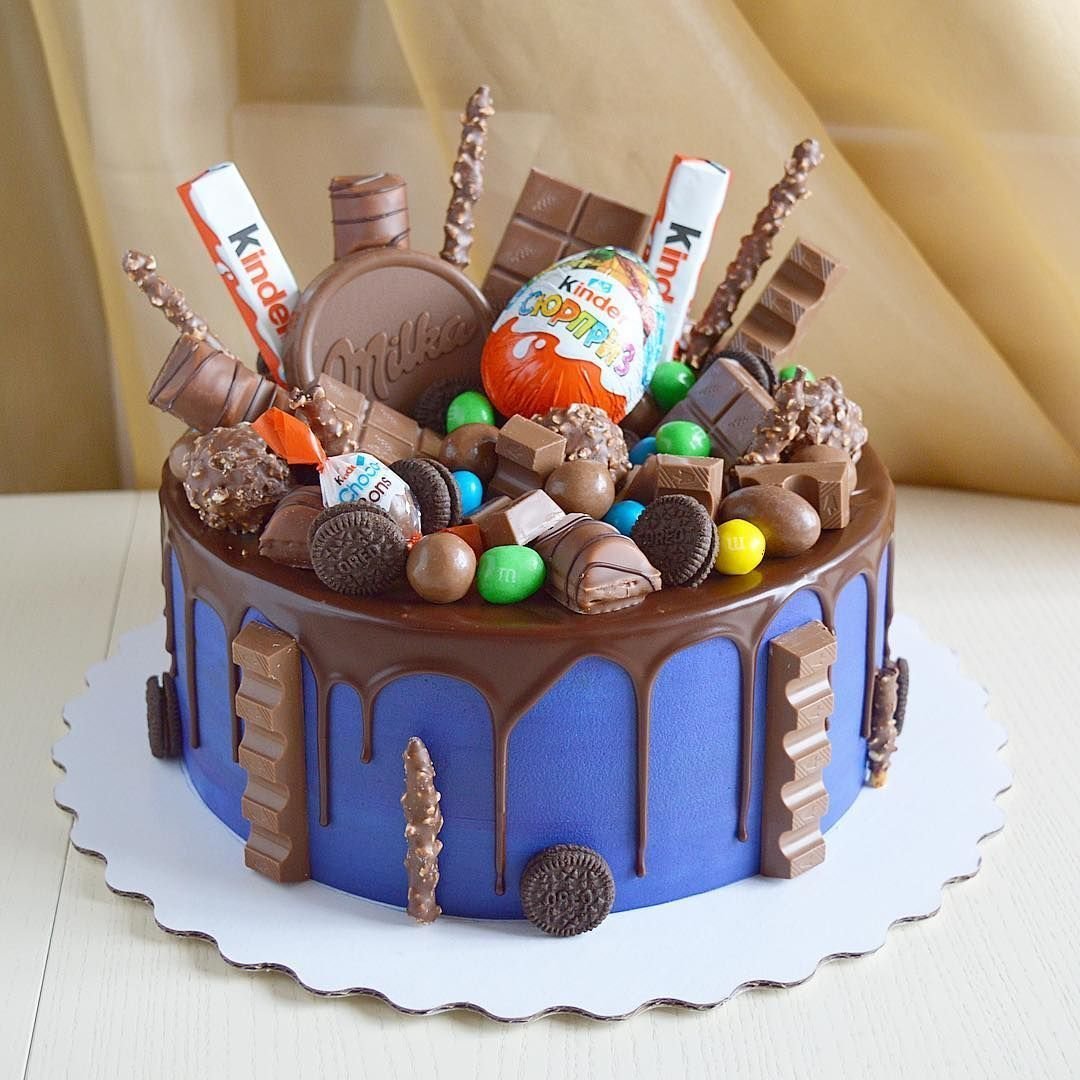 Детский торт украшенный сладостями