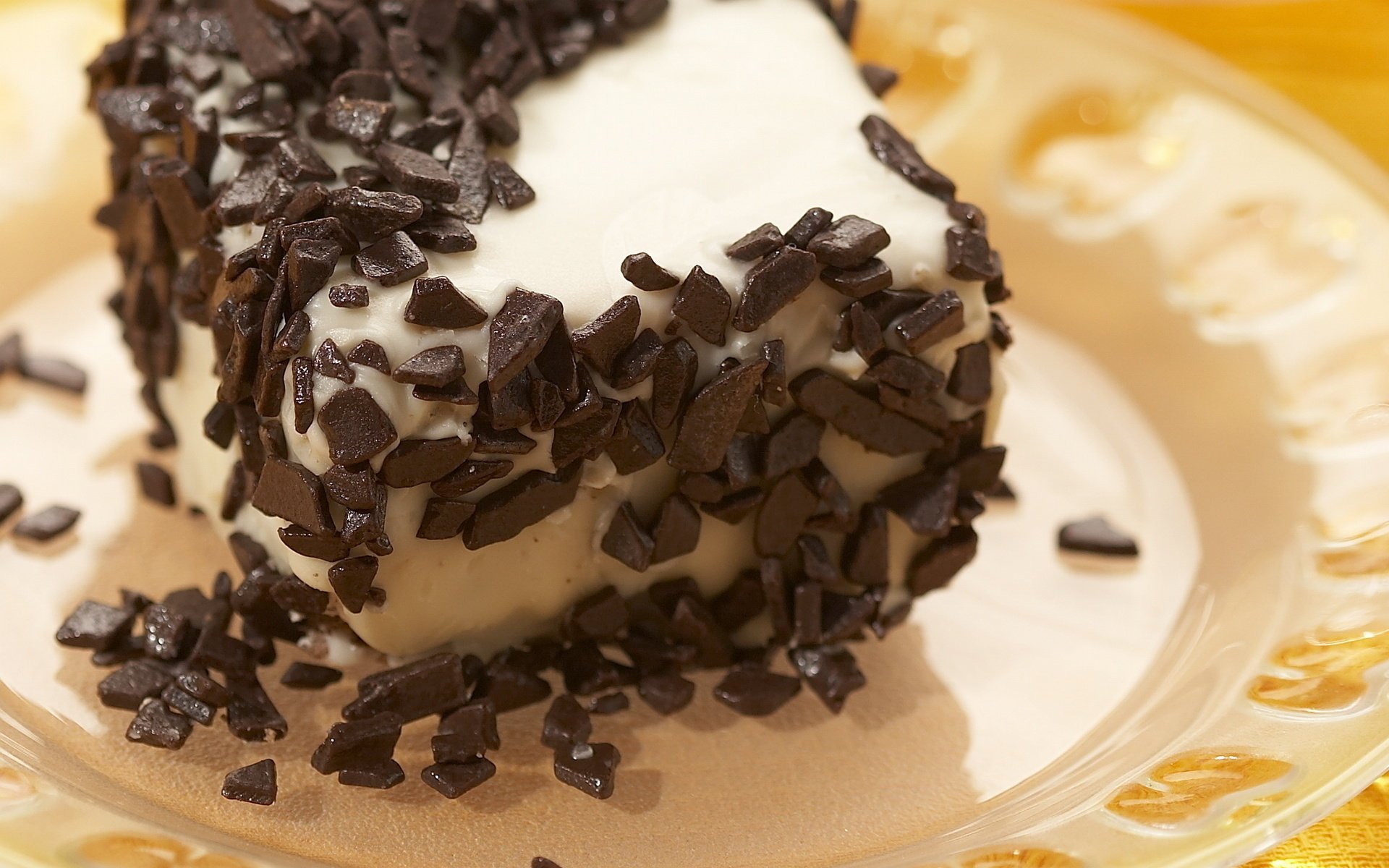 Шоколад посыпанный шоколадом. Украшение торта шоколадной стружкой. Украсить торт тертым шоколадом. Торт с шоколадной стружкой. Шоколадная стружка.