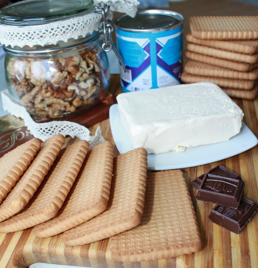 Шоколадная колбаса из печенья и какао