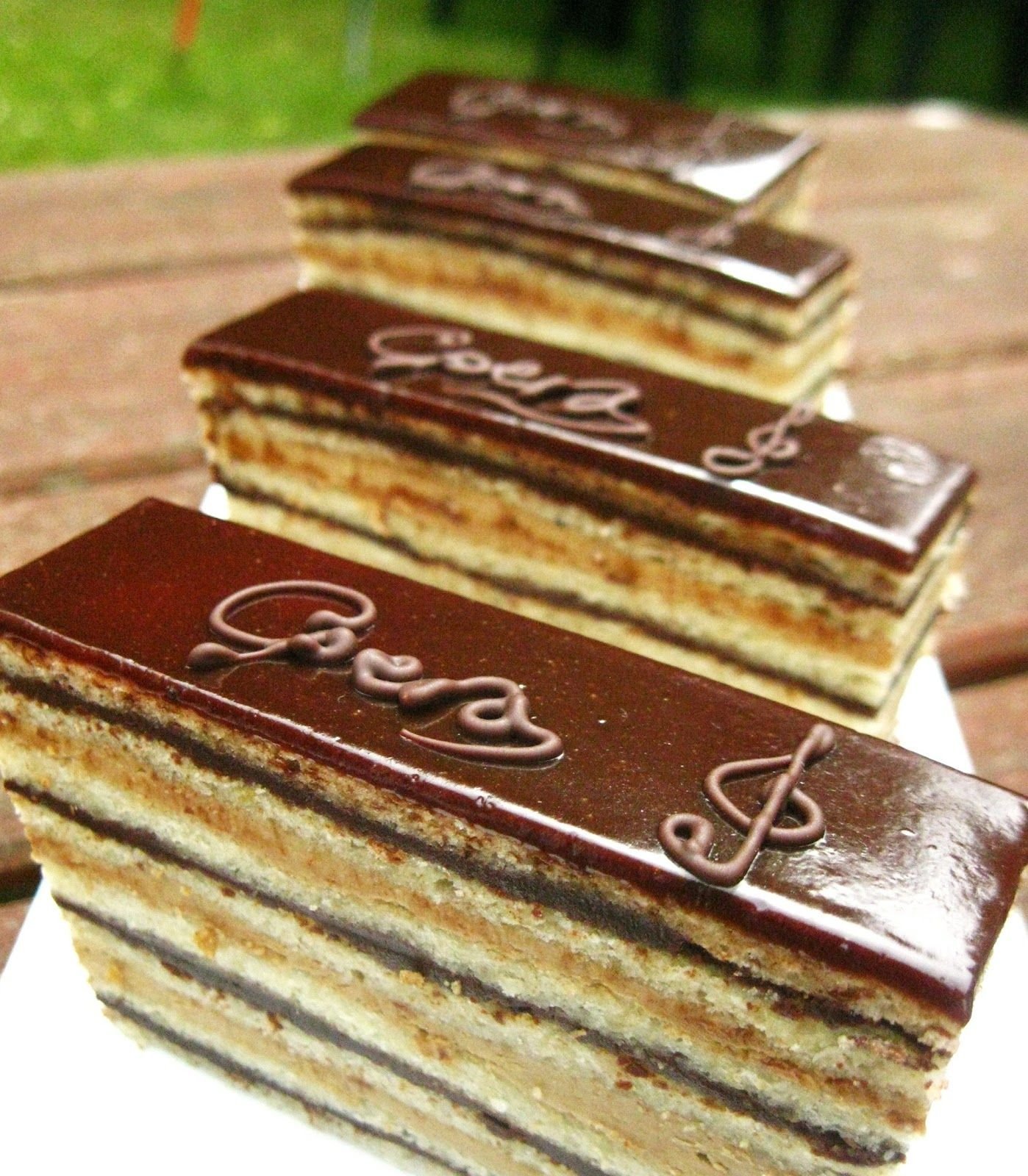 Торт опера купить. Торт опера Шоколадница. Французский торт опера. Торт опера классический. Торт опера торта.