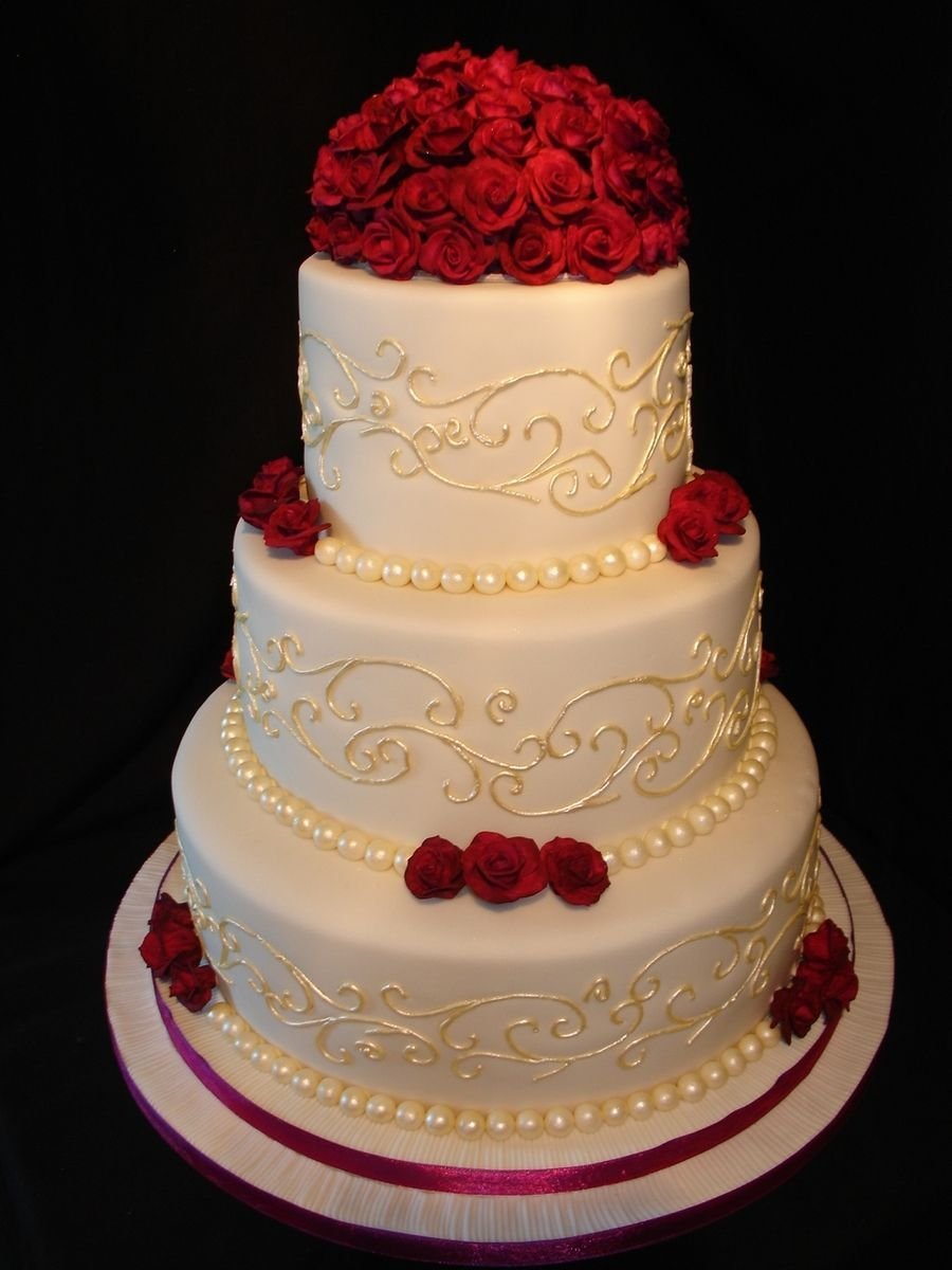 Торт красно золотой. Свадебный торт!. Свадебный торт красно белый. Свадебный торт трехъярусный красный. Свадебный трех ярусный торт.