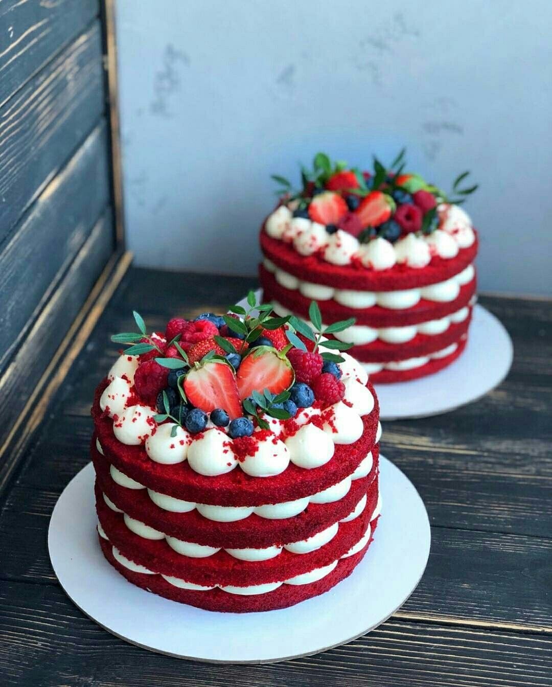 Торт украшенный фруктами
