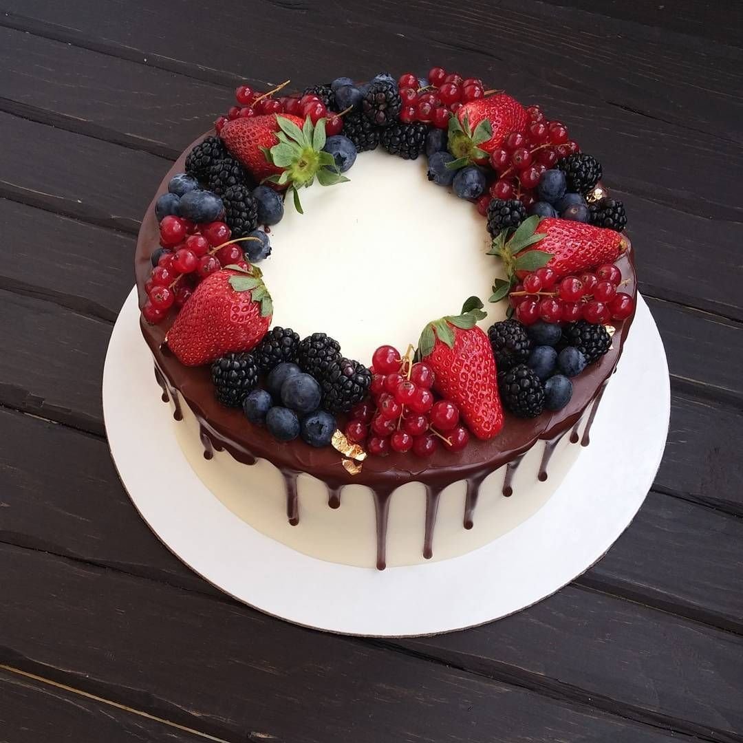 Торт с декором из ягод