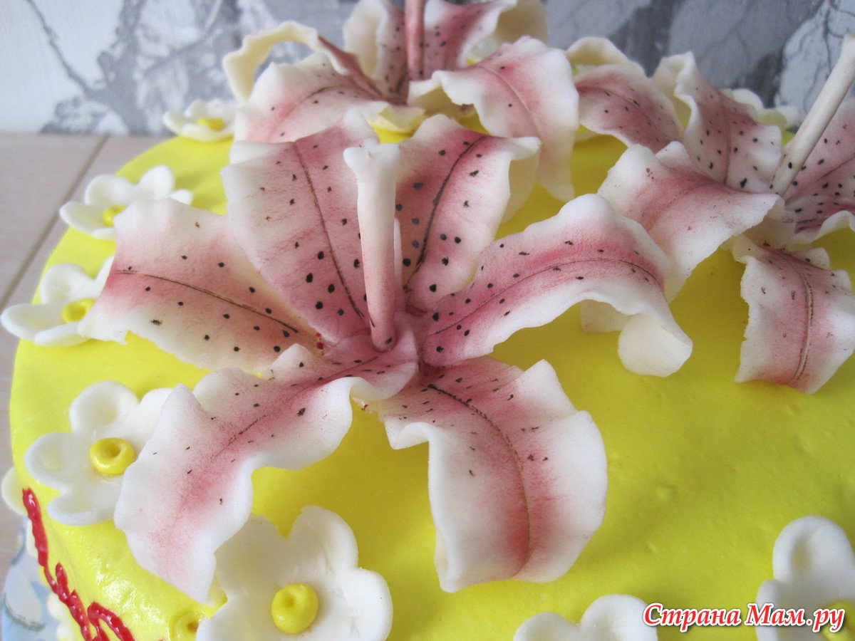 Торт с лилиями из мастики