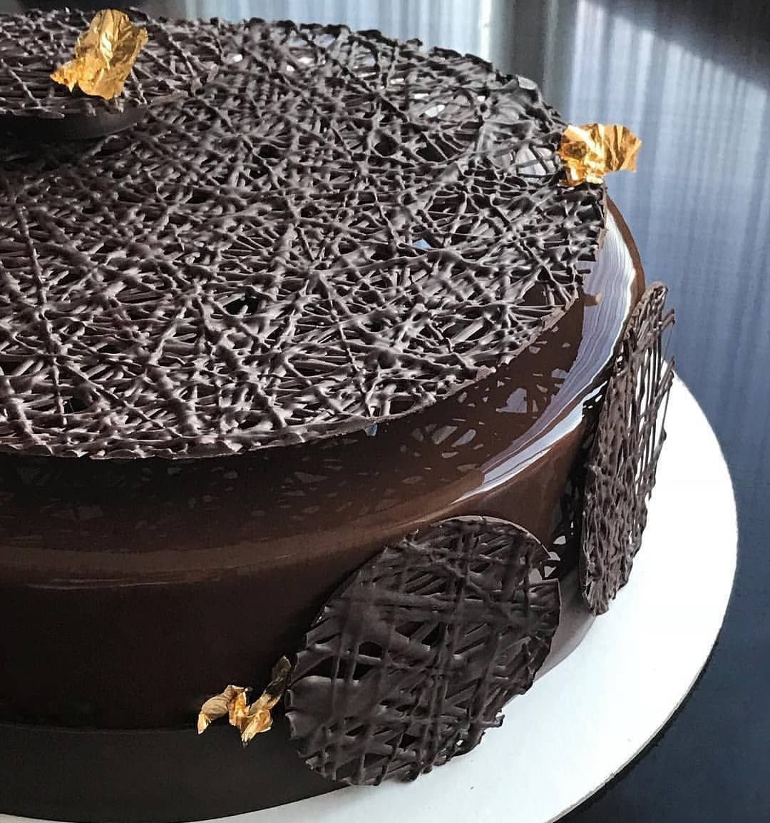 Шоколадный тарт с карамелью и орехами