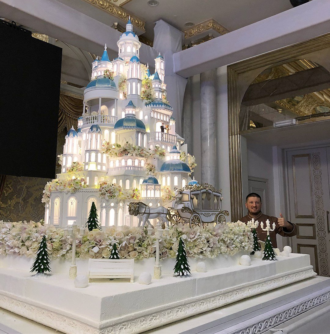 Огромный свадебный торт