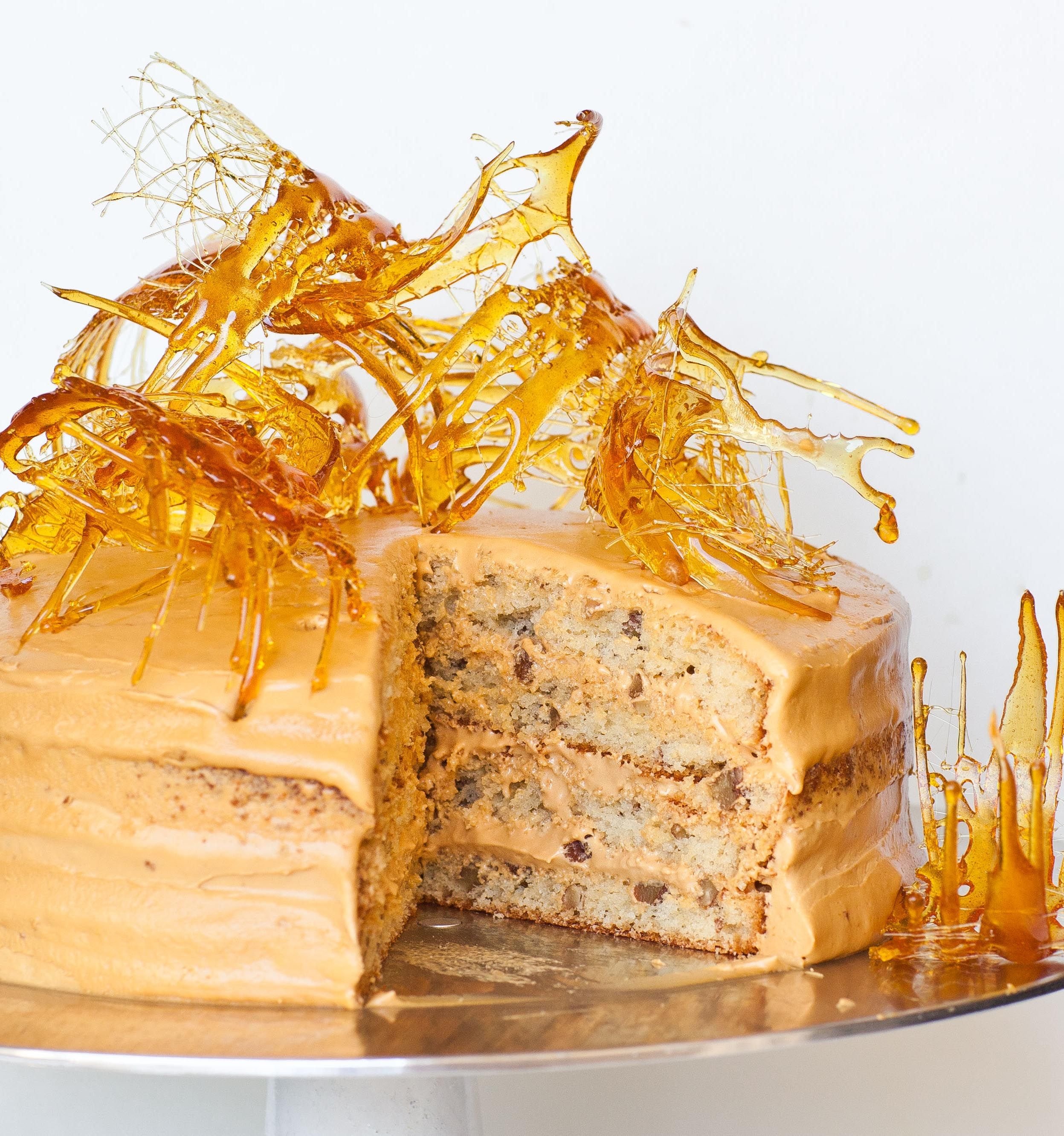 Рецепты торт с золотом. Карамельный торт Медоборы. Торт Лакомка Карамельный. Карамель для украшения торта. Декор из карамели для торта.