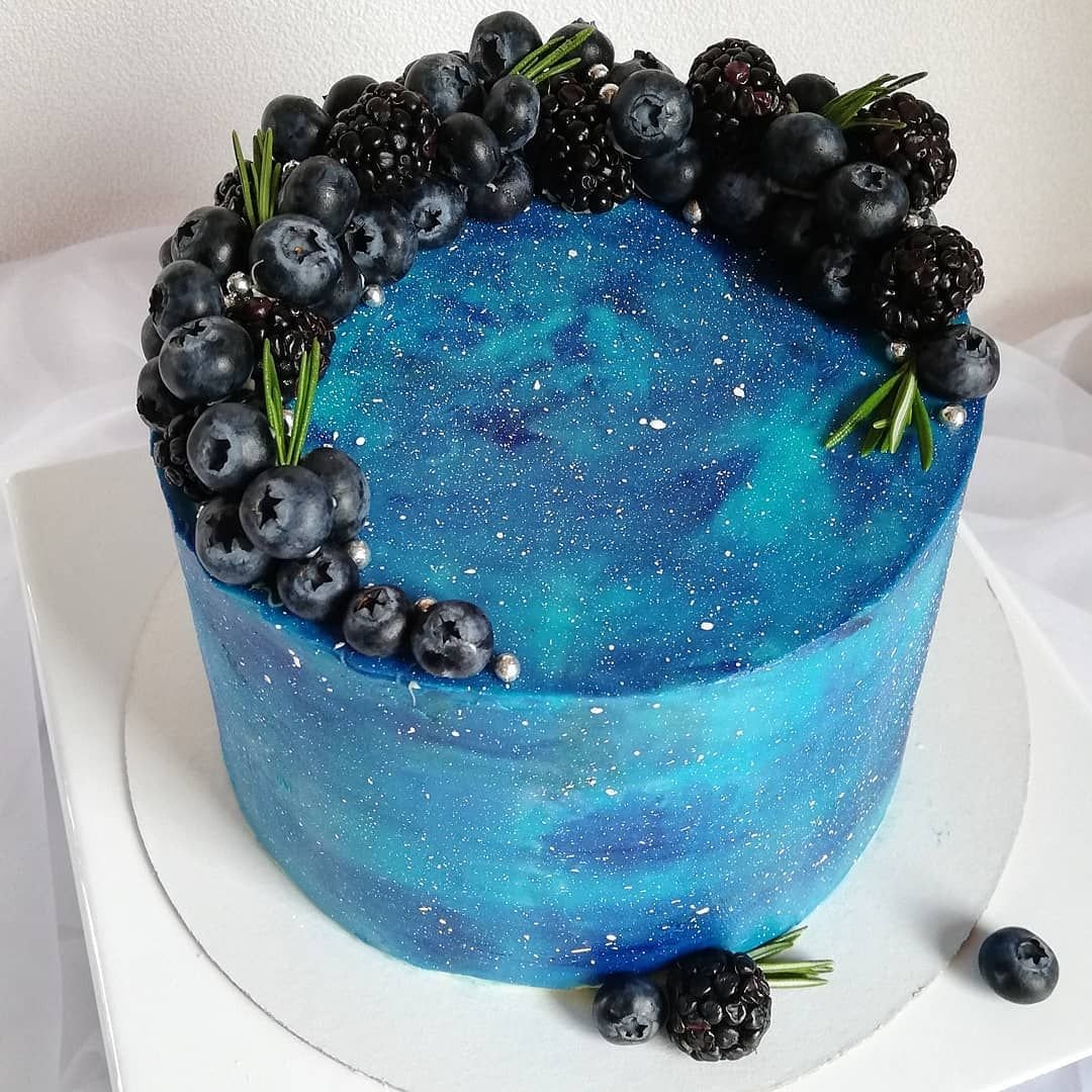 Торт космос с ягодами