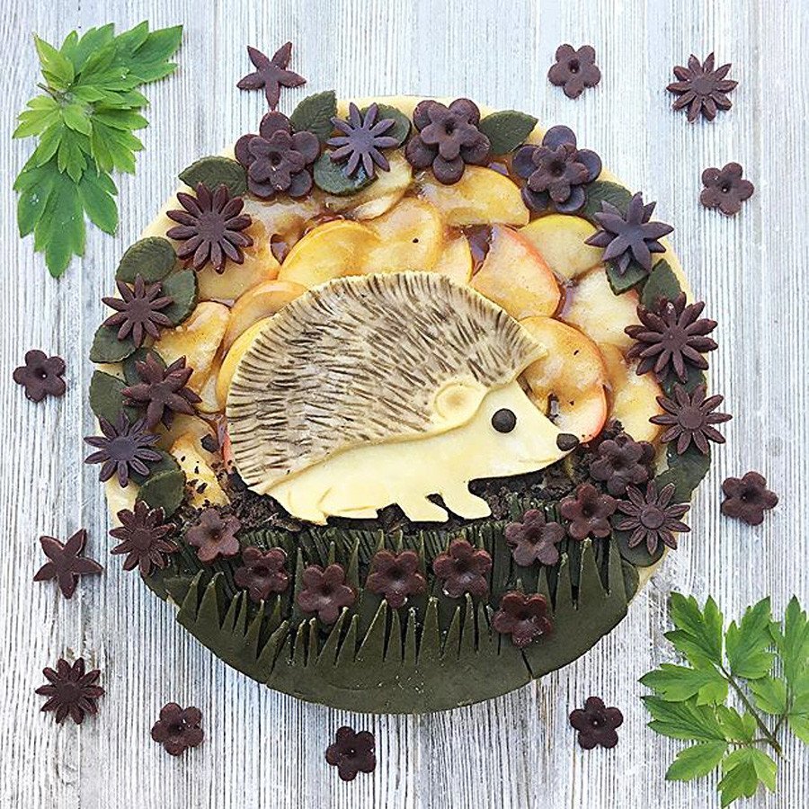 Торт с ежиком и леденцами