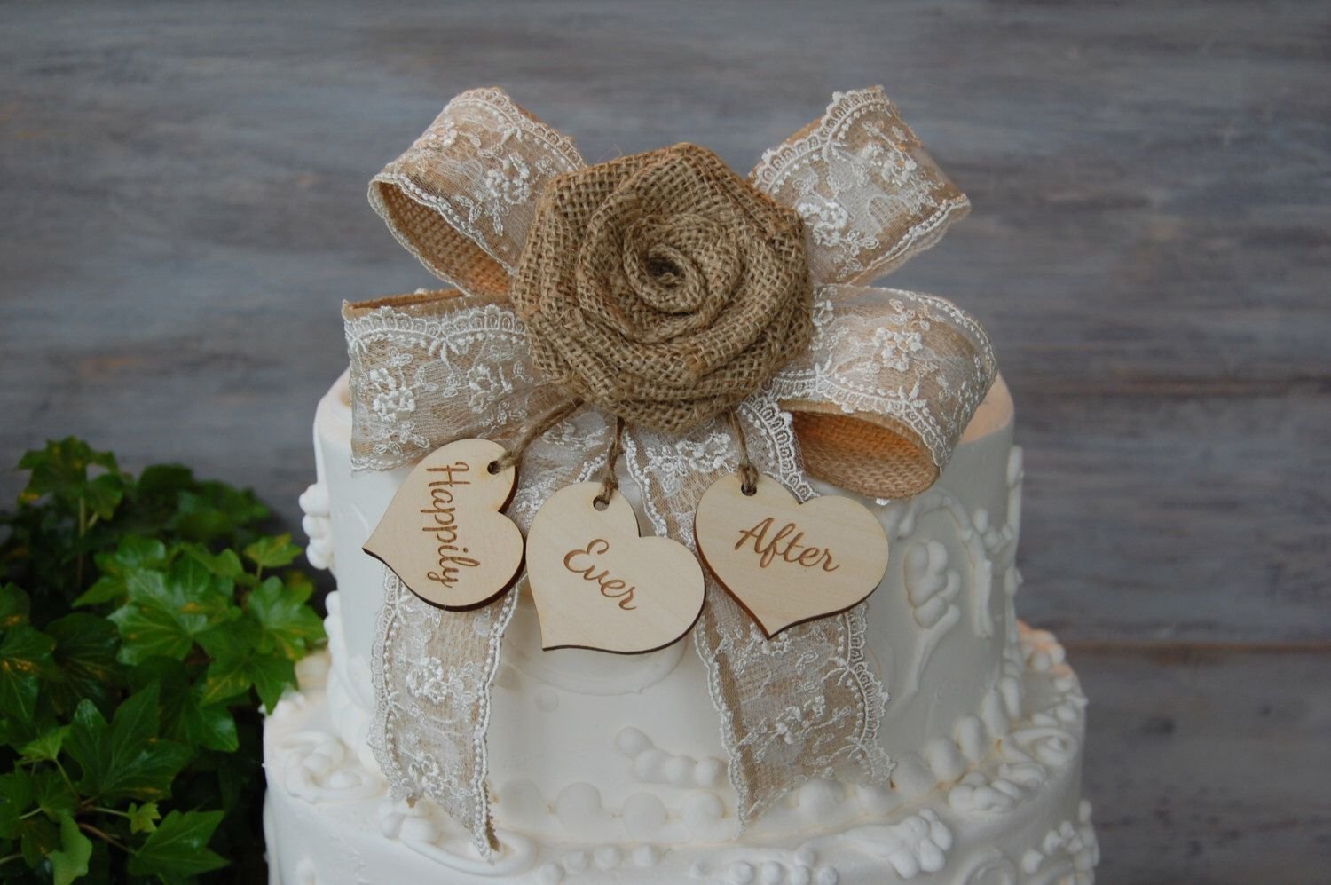 Невесте 4 года. Торт на льняную свадьбу. Торт в стиле рустик на свадьбу. Тортик на льняную свадьбу. Декор торта на льняную свадьбу.