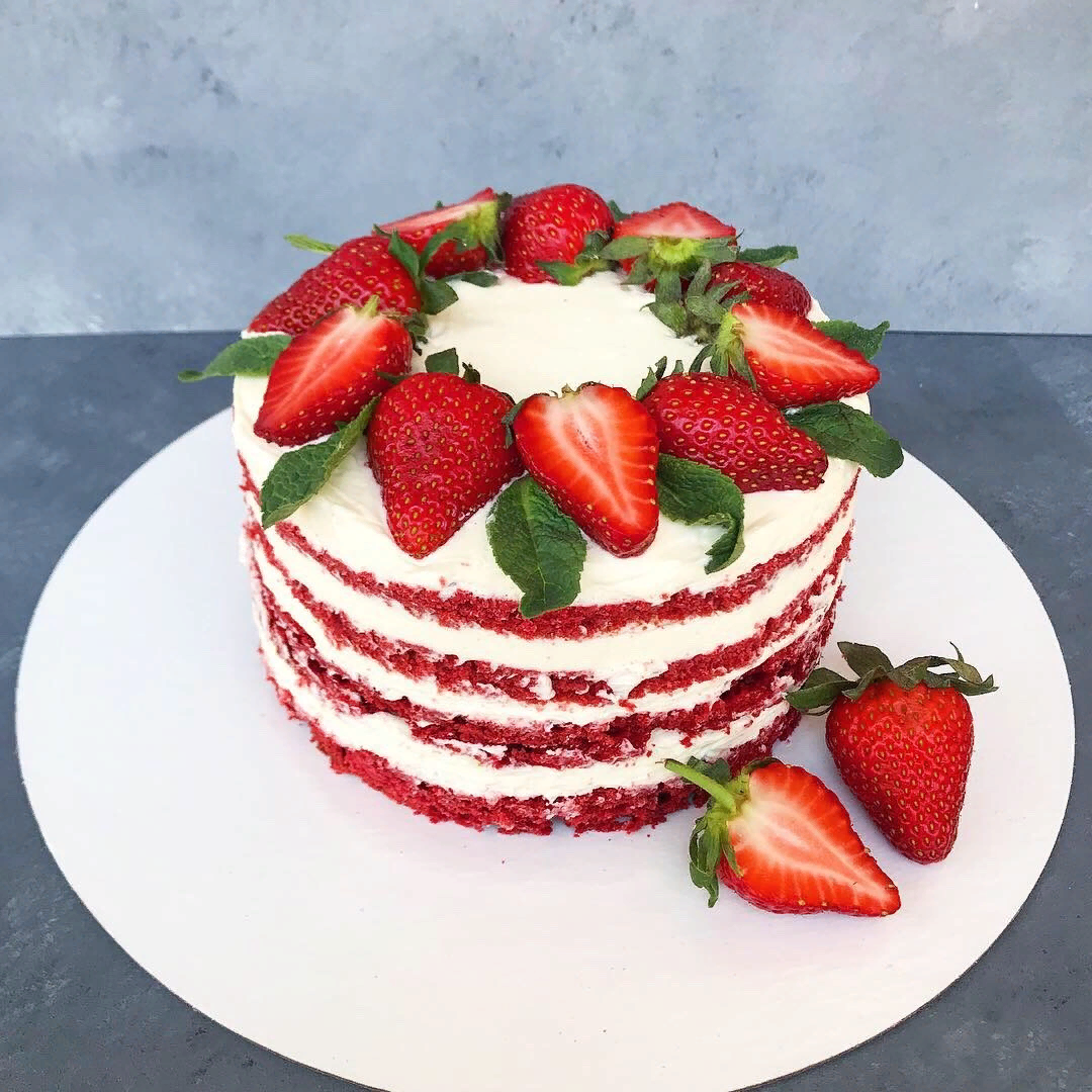 Шикарный торт с клубникой