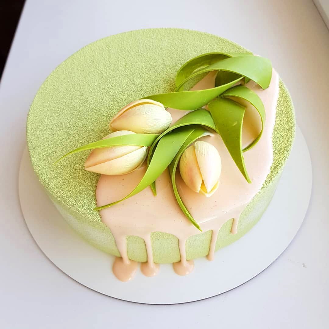 Торт с тюльпанами из мастики