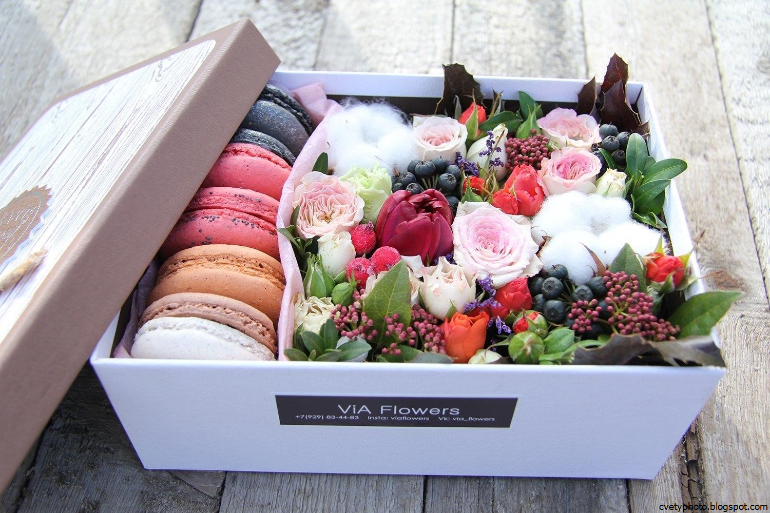 Коробка с цветами. Коробка с цветами и конфетами. Коробка с цветами и сладостями. Цветы с конфетами в коробке. Цветы в коробке с конфетами