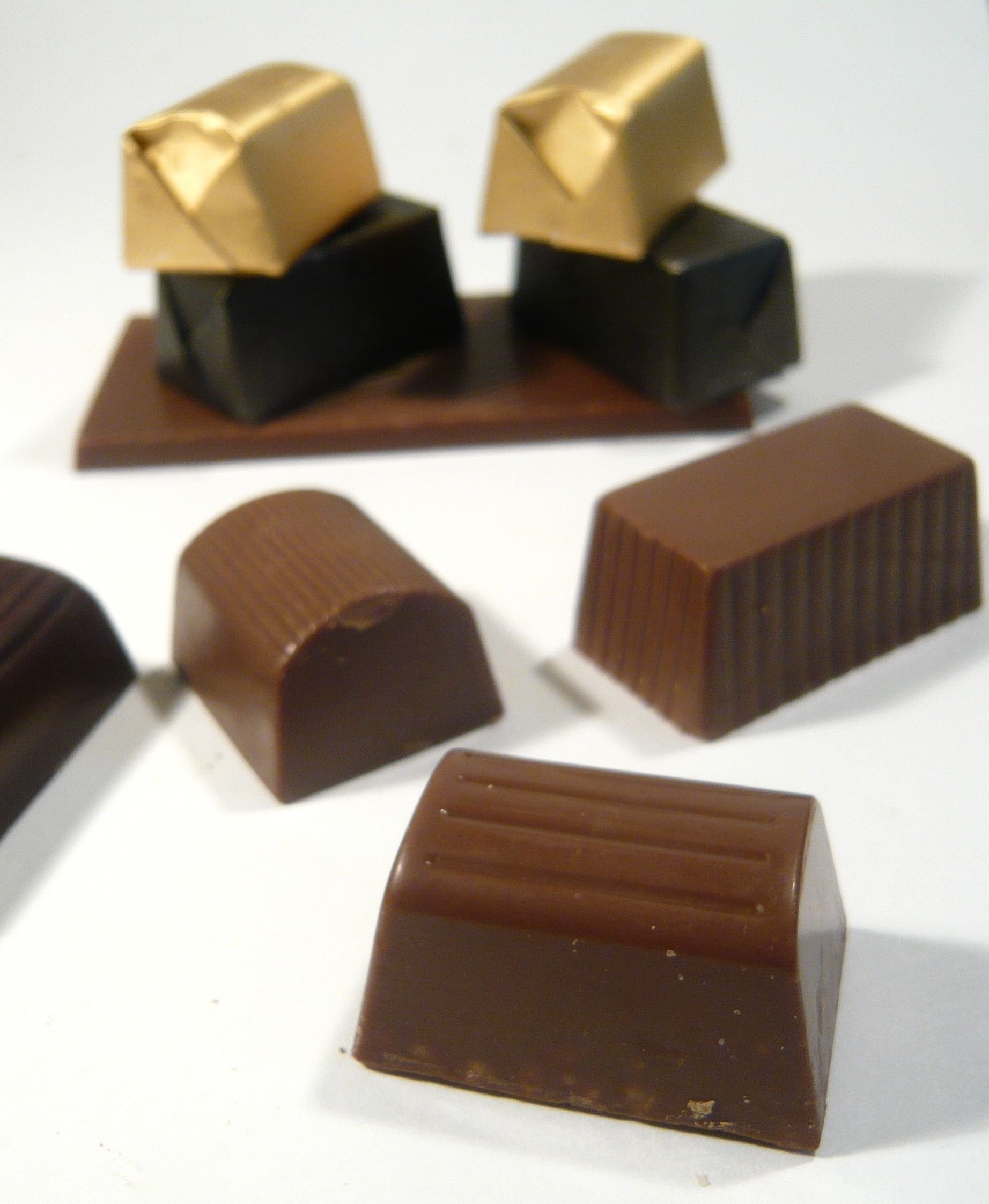 Выбрать конфеты шоколадные. Mercedes choc шоколадные конфеты. Шоколадная конфета одна. Patchi шоколад. Конфеты без шоколада.